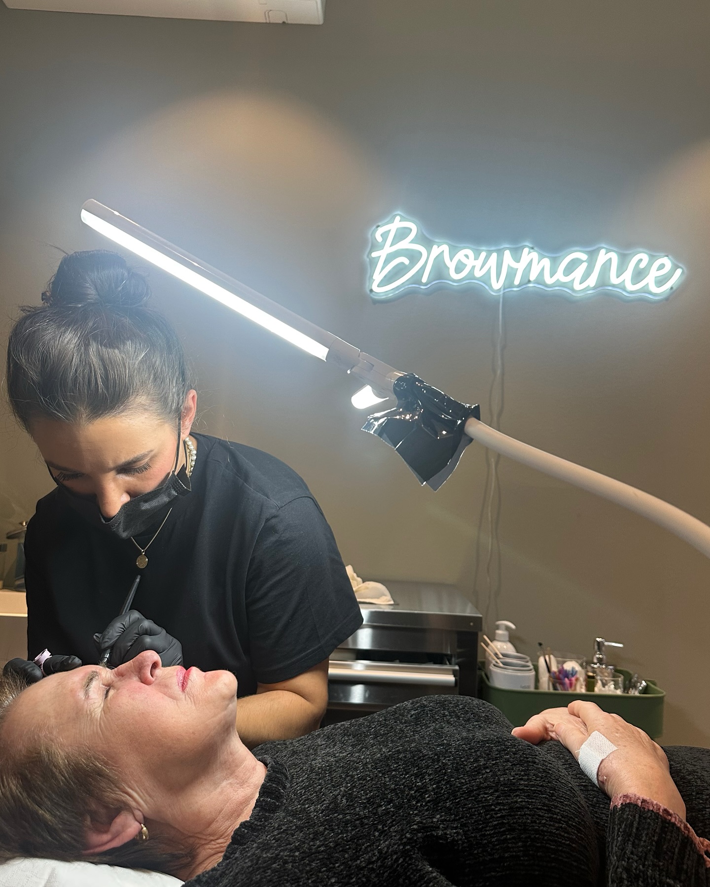 Ihr Zaubermäuse,
ich möchte mich von Herzen bei Euch allen bedanken – für Euer Vertrauen, Eure Unterstützung und all die zauberhaften Momente, die wir im letzten Jahr zusammen erleben durften. 🫧 Ihr habt mein Jahr so unglaublich bereichert, und ich bin einfach nur dankbar, dass ich so tolle Kunden an meiner Seite habe! 🫶🏽✨
Ich hoffe, Ihr hattet wundervolle und ruhige Feiertage & seid gut ins neue Jahr gestartet 🚀🥂
Ich freue mich schon jetzt auf viele weitere schöne Begegnungen, Gespräche und gemeinsame Momente im Studio B.
Lasst uns zusammen ein weiteres großartiges Jahr gestalten! 🖤
Eure Carmen