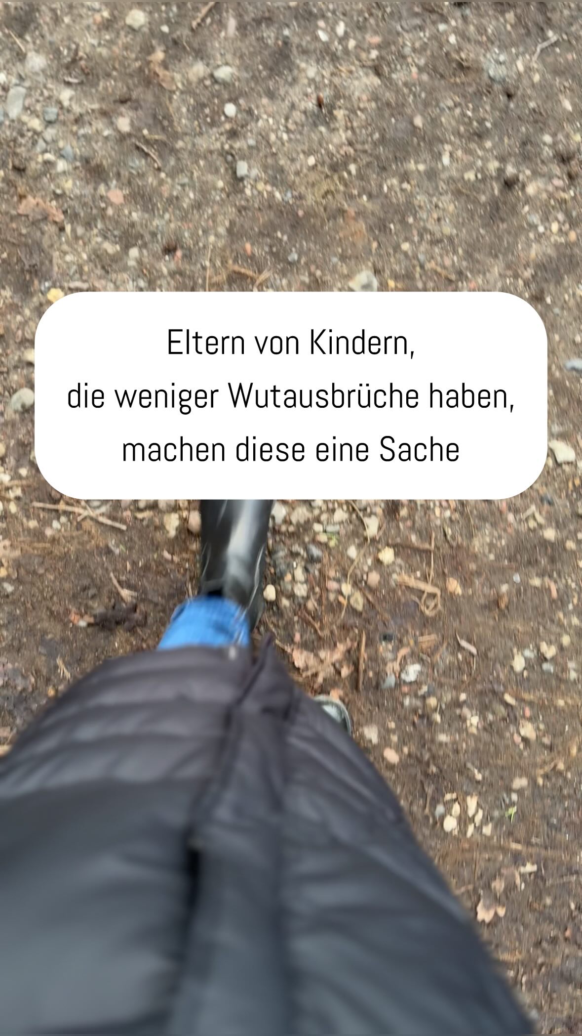 4 Belastungsgrenzen deines Kindes, auf die du achten solltest ⤵️
1️⃣ Genug gespielt - Zeit zum Rausgehen
Der Punkt, wenn dein Kind Bewegung braucht, ist entscheidend, nicht wenn du Lust hast, rauszugehen. ABER: Auch dir wird Bewegung und frische Luft gut tun - gerade wenn du besonders wenig Lust dazu hast.
2️⃣ Genug Lautstärke - Zeit für Ruhe
Zu viele Geräusche überreizen irgendwann das Gehirn deines Kindes. Die Tonie-Box, Straßenverkehr, andere Kinder, Musik, überfüllte Orte… Zeit für ein Buch - ohne Tip und Toi. Oder entspannte Musik 🎶 White Noise 🌊 Natur 🌳
3️⃣ Genug Spielzeug - Zeit für Ordnung
Visuelle Reizüberflutung durch zu viel Spielzeug, viele Farben, blinkende Lichter, Unordnung - all das erschöpft das kindliche Gehirn 🧠 Um von sich aus denken und kreativ sein zu können, braucht dein Kind Anreize, aber keine Überreizung.
4️⃣ Genug beeilt - Zeit zum Durchatmen
„Komm, BEEIL dich, wir MÜSSEN los!“
Dein Kind wird dann noch langsamer oder erstarrt sogar. Erstarren als eine extreme Form des Fluchtmodus. Denn Stress triggert eine Kampf- oder Fluchtreaktion, wenn sich das kindliche Gehirn bedroht fühlt.
Dann ist NICHT NOCH MEHR STRESS gefragt, sondern MEHR VERBINDUNG. Die verlieren wir nämlich oft als erstes, wenn wir dringend los wollen ⛓️💥
Stress erzeugt Stress und belastet auf Dauer nicht nur die körperliche Gesundheit deines Kindes. Pünktlichkeit sollte also warten, wenn es das Wohl deines Kindes gefährdet.
Schreib eine Nachricht mit „Wir kommen später.“
Starte rechtzeitig.
Mach weniger Termine.
#beziehungsorientiert #Erziehung #Elternsein #Familienleben #Familienalltag #AlltagmitKindern #Kindheit #Mamasein #Papasein #Familie #ElternschuleDahlmann