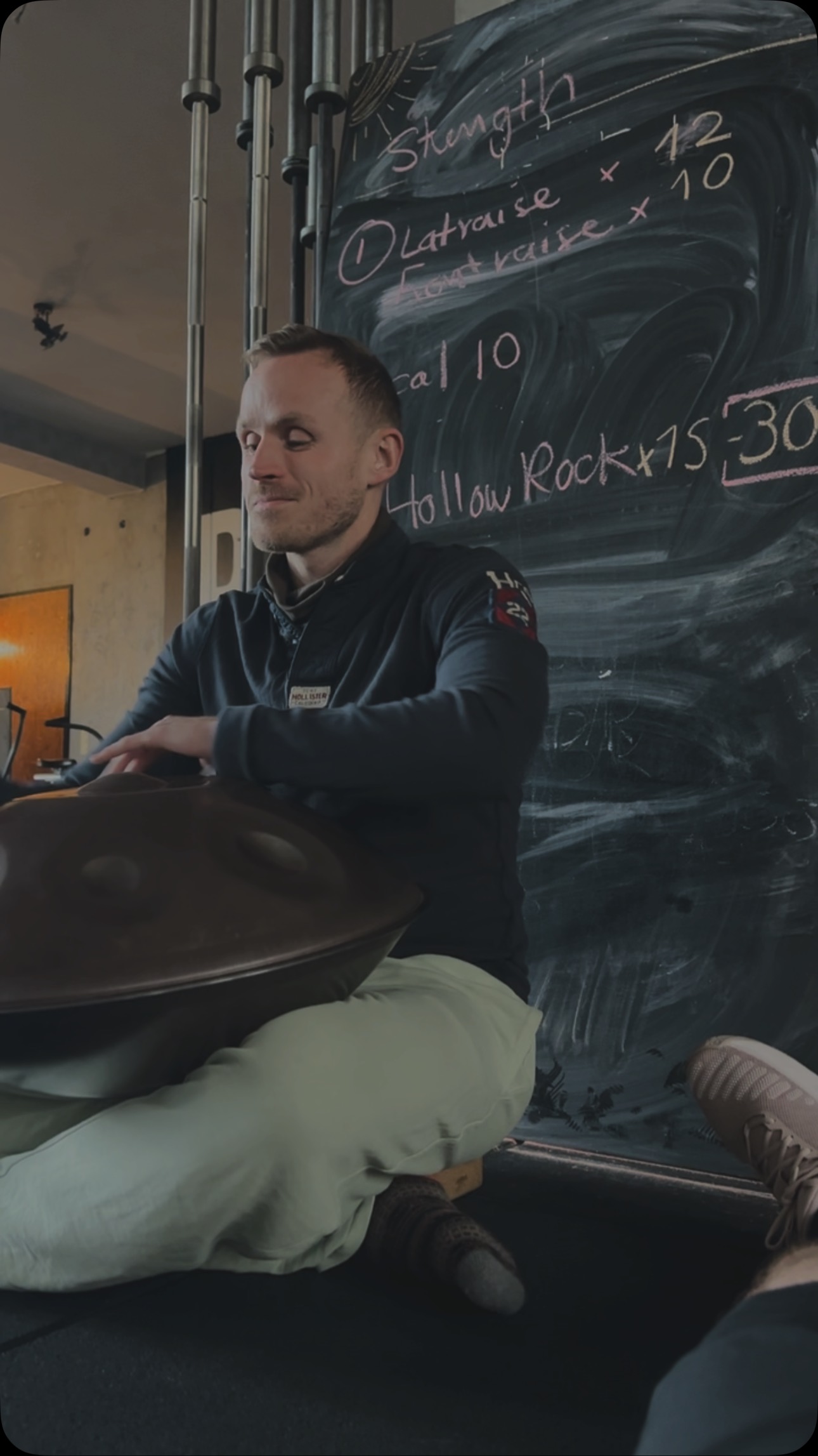 📢 Vorgeschmack auf den Workshop Day!
Heute hatten wir einen kleinen Vorgeschmack auf das, was uns morgen erwartet: Moritz und sein magischer SoundBath. 🙌✨ Obwohl er heute spontan am Ende unseres Strength and Endurance Trainings vorbeigekommen ist, hat er den Moment zu etwas ganz Besonderem gemacht.
Shavasana mit einem SoundBath – pure Entspannung nach einem intensiven Training. 💆♀️💆♂️ Ein perfekter Abschluss, um Körper und Geist in Einklang zu bringen.
Morgen geht es dann richtig los! Ich freue mich schon riesig darauf, euch alle beim Workshop Day zu sehen, meine lieben B-Sportler. Es wird großartig! 💪
📅 Nicht verpassen!
Lasst uns gemeinsam wachsen, schwitzen und entspannen. 🔥🎶
Patrick F.