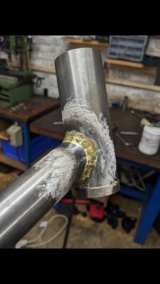 🥁 FINITION DES SOUDO-BRASURES 🥁
Étape par étape, la finition des soudo-brasures est longue mais permet d'obtenir une continuité entre les tubes, jusqu'à quasiment effacer toute trace de cordon une fois le cadre peint.
#artisanducycle
#association_artisans_cycles
#framebuilding
#filletbrazing
#handmadebicycles
#madeinlorient