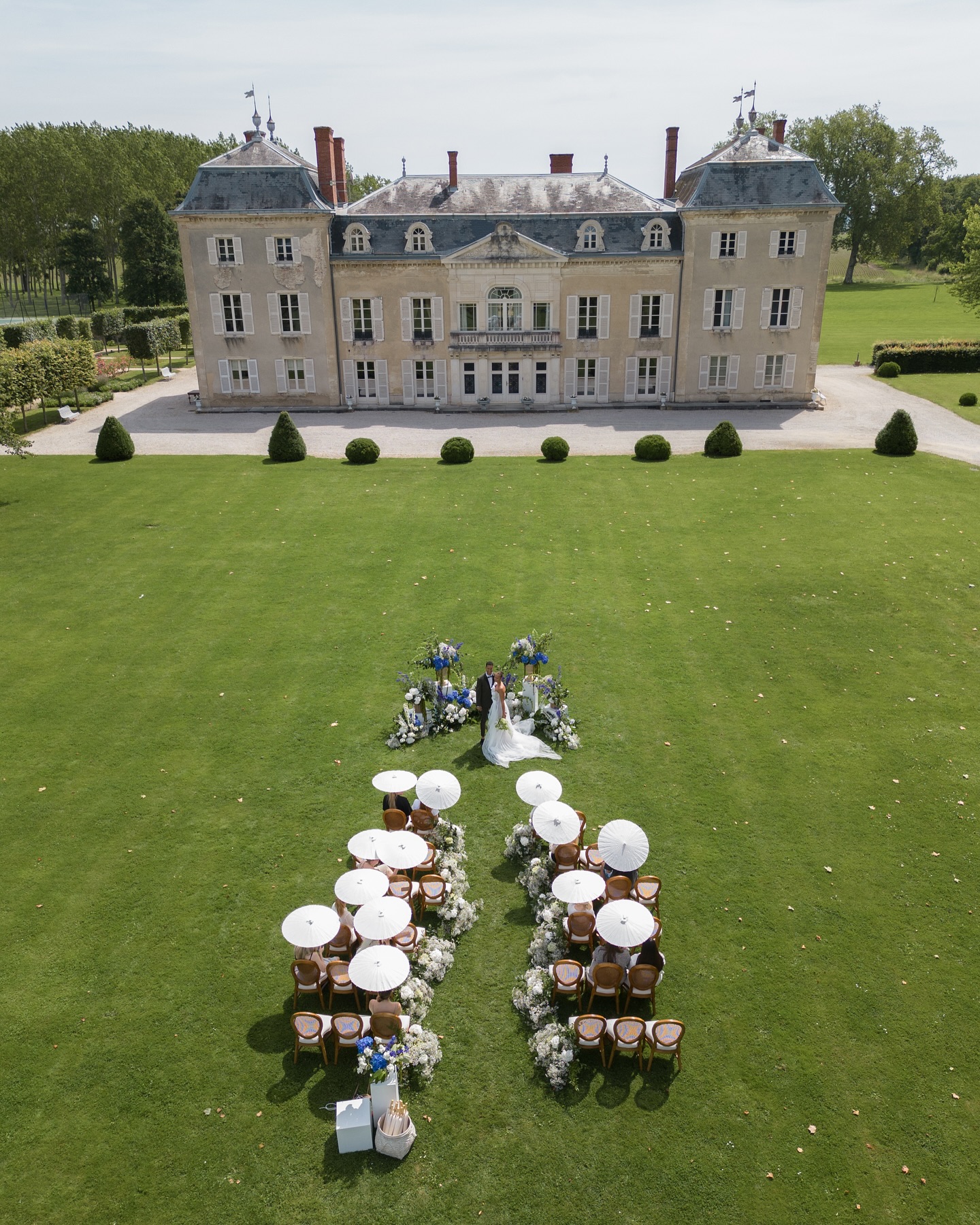 Träume planen
Träume planen, erleben - eure Liebe verdient einen unvergessliche Momente 🥂
Diese Bilder entstanden durch @klassen.weddings in einem der romantischsten Chateaus in Frankreich. Sie erinnern uns daran wie einzigartig und emotional eine perfekt geplante Hochzeit sein kann.
Als langjährige erfahrende Hochzeitsplanerin , mittlerweile seit fünf Jahren und über 60 Hochzeiten und Events später, unterstütze ich Euch Brautpaare dabei, Eure Träume in unvergessliche Erlebnisse zu verwandeln - sei es in Frankreich, ganz Europa oder in Deutschland.
Ob mitten in den Weinbergen, an den Küsten oder einer luxuriösen und eleganten Location: Euer Tag wird so einzigartig geplant, wie ihr es seid.
Seid ihr bereit Euren Weg zur perfekten Hochzeit zu starten? Schreibt mir und lasst uns gemeinsam Euren Traum verwirklichen.
Teilen und markieren - vielleicht kennt ihr ein Paar, das bereit ist JA zu sagen 🥂
#destinationwedding #hochzeitsplanung #hochzeitsplanerin #weddingfrance #weddingplanner
Foto: @klassen.weddings
Blumen: @hochzeitsbouquetterie
Planer: @levin.wedding x @from.sophie.with.love
Organisation: @levin.wedding
Konzept: @from.sophie.with.love
Konzept+Dekoration: @thefeatherette
Stühle: @jolibazaar