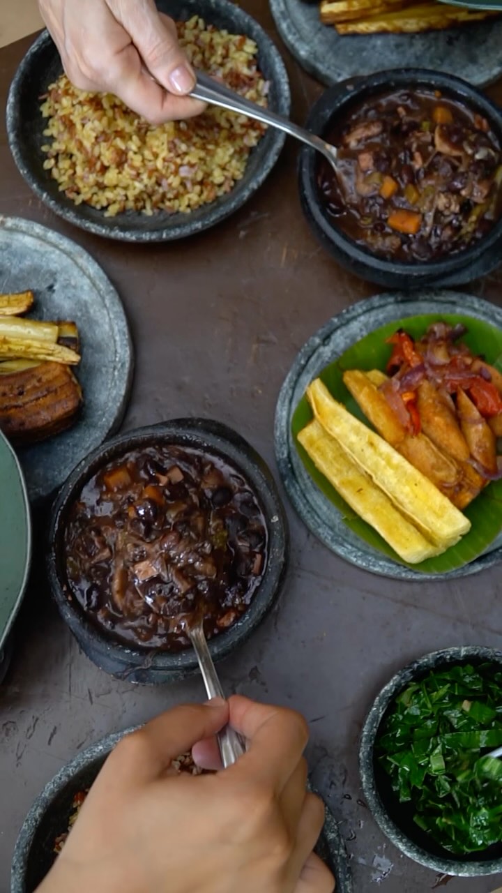 Todo sábado, no almoço, temos a nossa queridinha Feijoada Vegana Completa! 🤩
Preparada com caldo temperado de legumes, carne de jaca, tofu defumado e temperos brasileiros + guarnições: Arroz; Banana e pupunha ao forno; Couve com alho frito; Farofa com castanhas; Linguiça vegetal com cebola roxa; Mandioca frita e Vinagrete com pimentas brasileiras.
Não dá pra perder, né? No salão e também pelo iFood. 💚
#feijoada #feijoadacompleta #feijoadavegana #vegetariano #vegan #vilamadalena #pinheiros #restaurantevegetariano #restaurantevegano #restaurantebananaverde