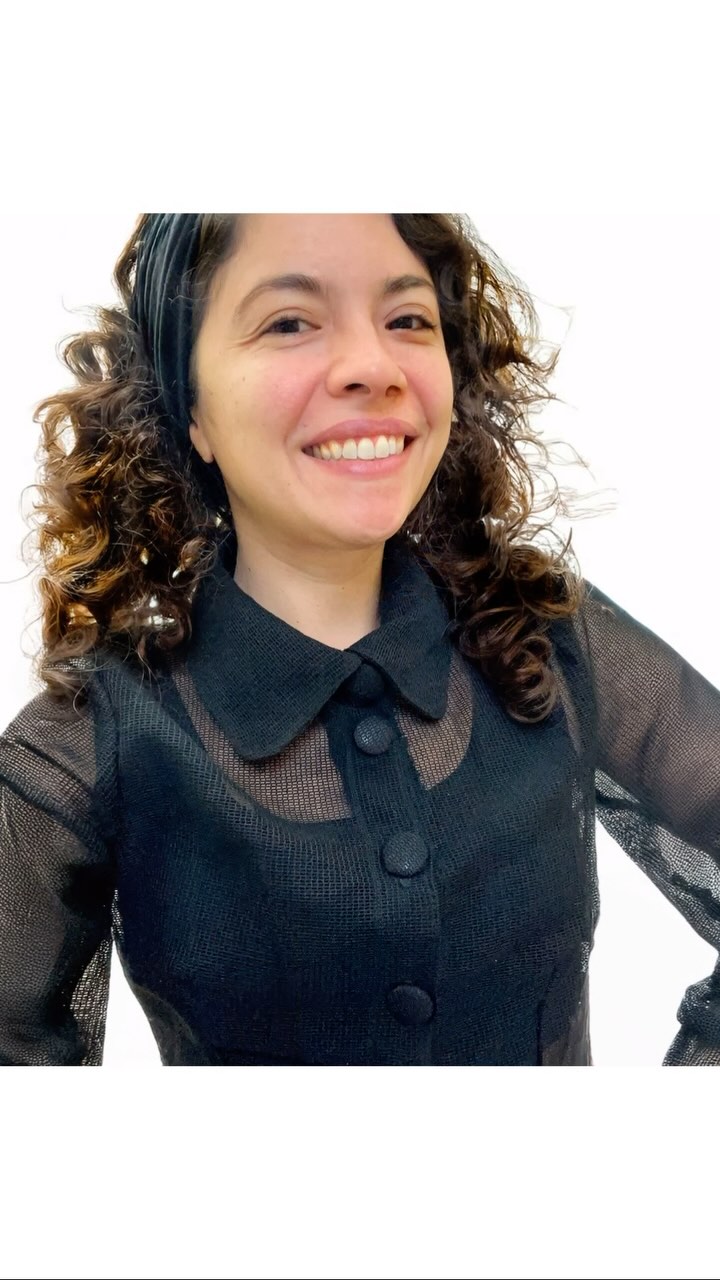 ✨ NOUVEAUTÉ - CHEMISIER BELLE SOIRÉE ✨
La collection d’hiver de Caligraphic Paris s’agrandit avec une pièce à la fois audacieuse et délicate : le chemisier Belle Soirée. 🖤
Confectionné en tulle noir légèrement transparent, ce chemisier incarne l’élégance subtile et moderne. Parfait pour briller lors de vos soirées d’hiver, il se porte aussi bien seul que superposé pour un look tout en contrastes et en légèreté. ❄️🌙
🐆 Inspirée par notre mascotte, le jaguar au grand cœur, cette pièce allie grâce et puissance, tout en respectant nos engagements pour une mode éthique et durable.
👉 Disponible dès maintenant sur notre site. Laissez-vous séduire et célébrez l’hiver avec style et conscience. 💚
#CaligraphicParis #SlowFashion #ModeEthique #CollectionHiver #ChemisierBelleSoirée #Tulle #EleganceResponsable #FabriquéàParis #MadeInFrance