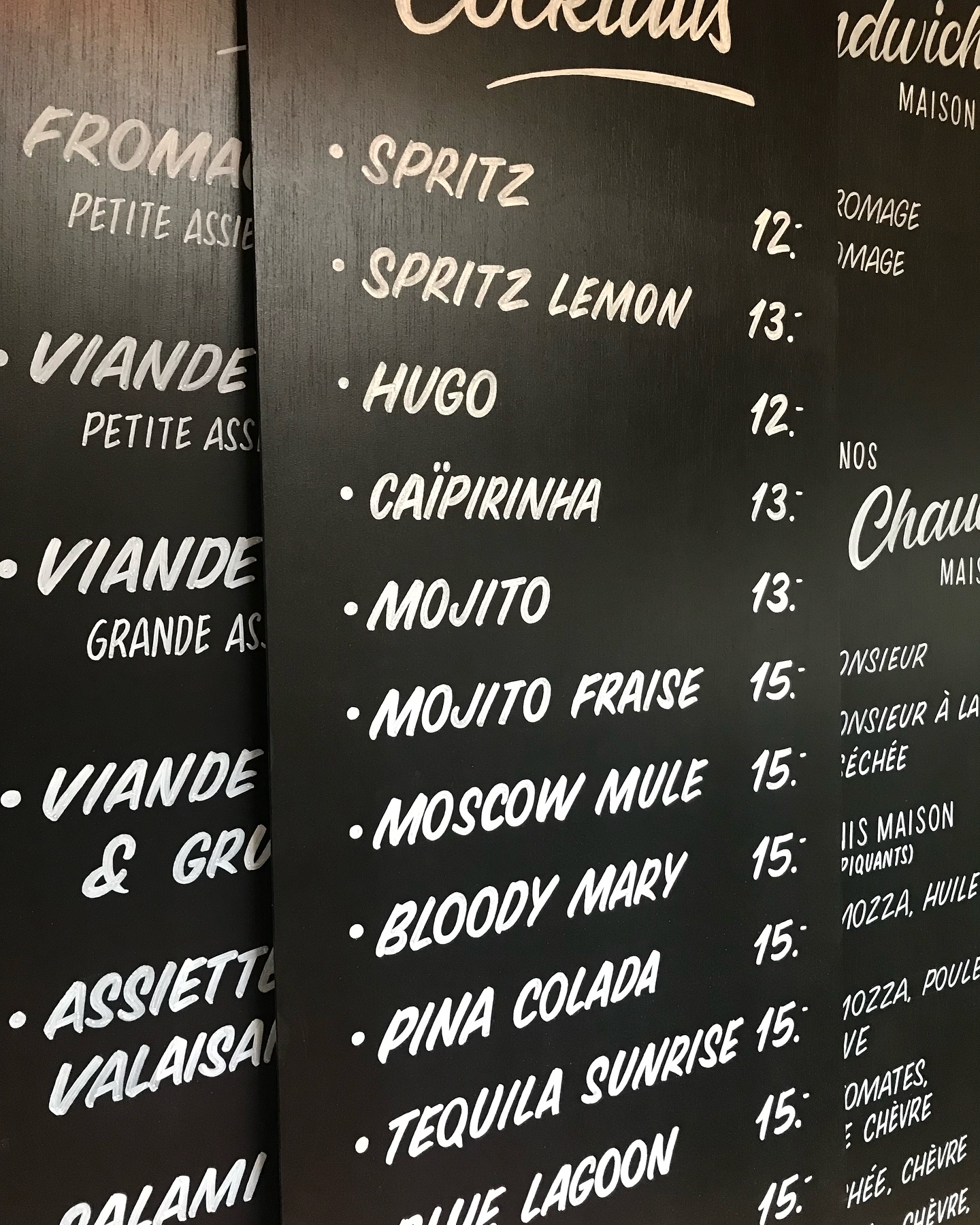 Petite sĂ©lection de jobs en NB â«ïžâȘïž
Simple et efficace, on rivalise difficilement avec le contraste Noir/Blanc,
Forcément, il est encore et toujours grandement utilisé pour les menus,
Quelques lignes et on sâassure une lisibilitĂ© Ă coup sĂ»r !
#menu #menubar #ardoise #bar #peintalamain #alwayshandpaint #signpaint #signpainting #handpainting #lettering #lettrage #handlettered #handlettering #peintreenlettres #signaletique #lettrage #luckylucien