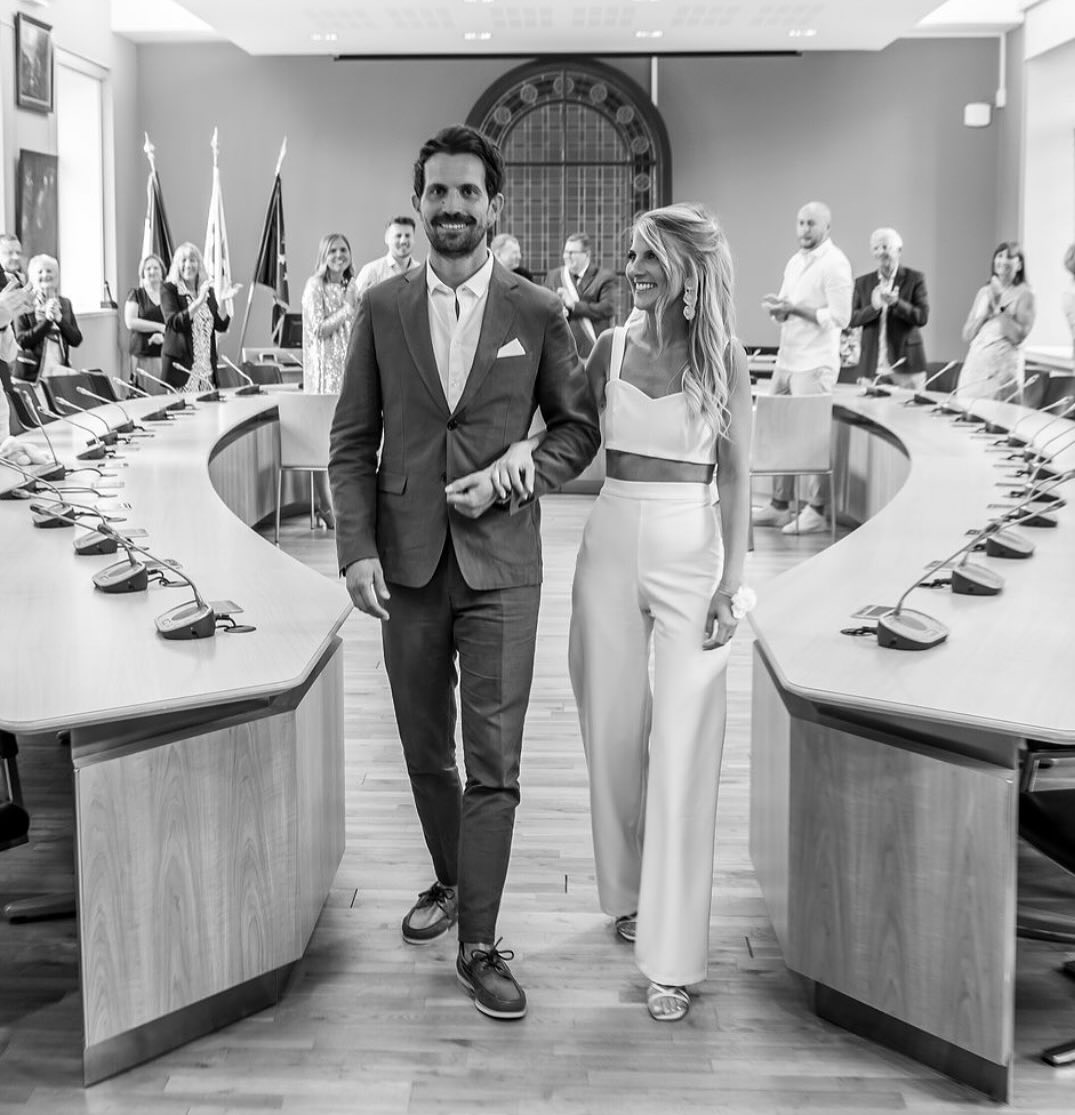 La demi-mesure chez L’Épanouie :
Tout d’abord, un grand merci à ma copine @juliettec_boutique pour sa confiance ! Une vraie beauté 🥰
Chez L’Épanouie Lille, nous proposons une gamme complète de services : location et achat de robes de mariée, confection sur mesure pour tops et boléros, ainsi que la demi-mesure.
Mais la demi-mesure, qu’est-ce que c’est ?
C’est un concept unique où nous partons de patrons (robes, jupes, pantalons), imaginés par Daisy et moi-même, que nous adaptons à vos mesures et préférences.
Nous avons créé une sélection de modèles intemporels et variés pour convenir à toutes. Mais pour que chaque pièce vous ressemble vraiment, vous pouvez choisir les tissus, dentelles, boutons, et bien plus encore.
Juliette, par exemple, a opté pour un top et un pantalon de notre collection pour son mariage civil, mais a personnalisé sa tenue en sélectionnant une magnifique crêpe lourde comme matière principale.
Un book avec les différents patrons est à disposition au showroom.
Et bien sûr, chaque retouche est soigneusement réalisée pour s’adapter parfaitement à votre morphologie.
(Cette option est uniquement disponible à l’achat)
#robedemariee
#jupesdemariee
#demi-mesure
#personnalisation