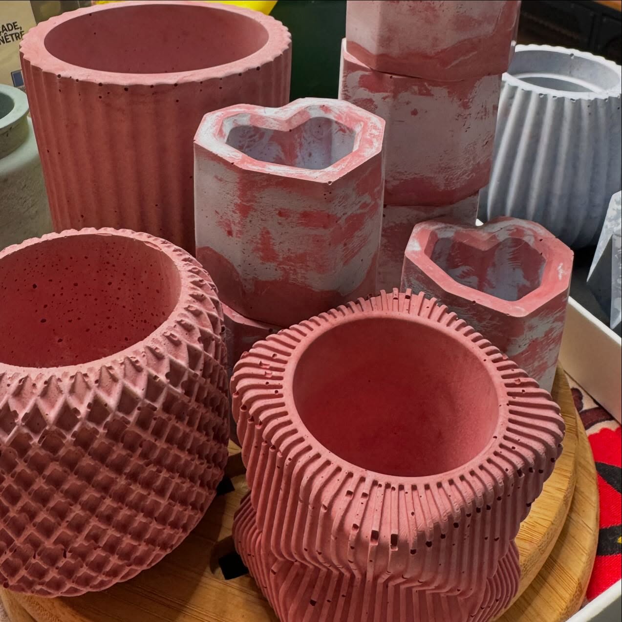 Saint Valentin.
Cédric prépare une belle surprise pour tous les amoureux. Lancement semaine prochaine!
#bougie #candle #handmade #paris #france #beton #unique #saintvalentin #valentines #heart #coeur