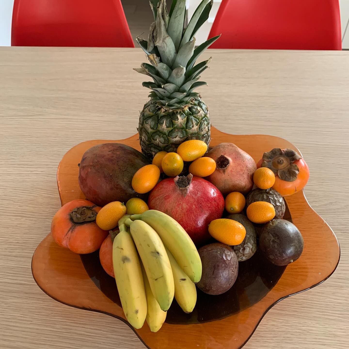 3e et dernier volet de la série des "supers restes de Fêtes", le plateau de fruits exotiques !! Je n'en achète qu'à Noël car ils viennent de loin et ça ne rejoint donc pas mes standards écologiques... Et donc, j'essaye d'utiliser tous les fruits à leur max ! J'ai fait : un cake façon pain d'épice avec les kumquats (recette du gâteau à l'orange du blog en rajoutant des épices), des flans au chocolat avec les kakis, et bien sûr une salade de fruit jolie jolie, jolie ☺️☺️ . Vous avez d'autres idées à me soumettre pour l'année prochaine !?
.
.
#BonAppetit !
.
Pensez à ENREGISTRER ce post pour vous inspirer plus tard ☺️ et vous abonner bien sûr 🥂
.
+ de 170 recettes et astuces sur
www.delicieuxsanssucre.com
Ou lien cliquable dans ma bio @delicieuxsanssucre
.
Créez VOTRE MODE D'ALIMENTATION sur mesure 🎁🎁 avec le programme TAPAS :
Un programme de folaï pour vous guider vers une alimentation saine, gourmande et durable en 8 modules ultra-pratiques !
.
.
#Transformezvotrealimentation
#MangerMieux #MieuxManger #Alimentation #AlimentationSaine #Flexitarien #FaitMaison #DansMonAssiette #MangerSain #MangerSainement #cestropbon #EquilibreAlimentaire #ReequilibrageAlimentaire #DelicieuxSansSucre #IgBas #IndexGlycemiqueBas #RegimeIgBas #miam #miamMiam #VraimentSain #SansGluten #gourmand #Bio