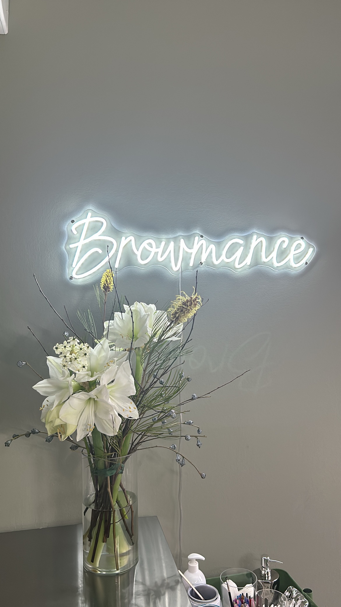 Bereit für perfekte Brows? 🧴🫧
Mein Tipp 🤫 für nach Deinem Brow Styling Termin: Pflege Deine Haut mit einer beruhigenden Creme oder einem Aloe Vera Gel
#browstyling #studioblueneburg