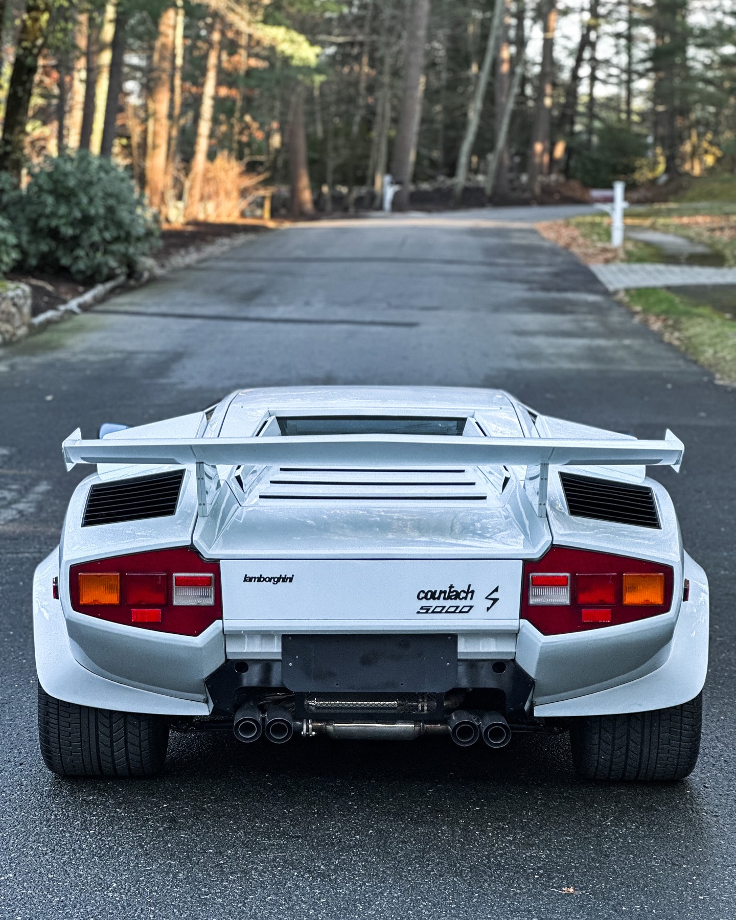 Lamborghini Countach LP 5000 S
- Motor: 12-Zylinder V-Motor
- Hubraum: 4.754 ccm
- Leistung: 276 kW (375 PS)
- Getriebe: 5-Gang Schaltgetriebe
- Antrieb: Hinterrad
- Leergewicht: 1.480 kg
- Beschleunigung (0 - 100 km/h): 5,4 sec
- Höchstgeschwindigkeit: 300 km/h
Sold!
#lamborghini #lamborghinicountach #countach #countach5000 #lamborghiniclub #legend #limited #v12 #passion #speed