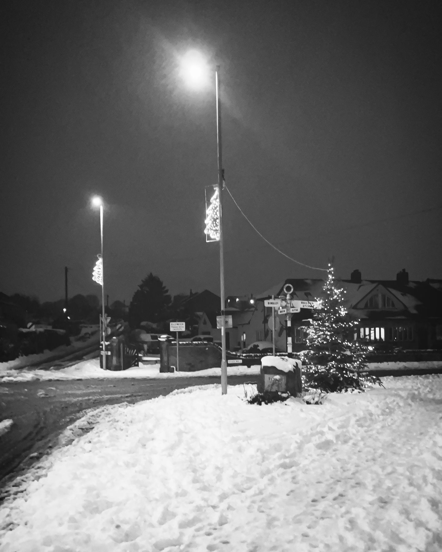 Home ⛄️❄️
#eldwick #snow #nightwalks #christmaslights🎄 #peaceful #fsgs #kidneytransplantrecipient