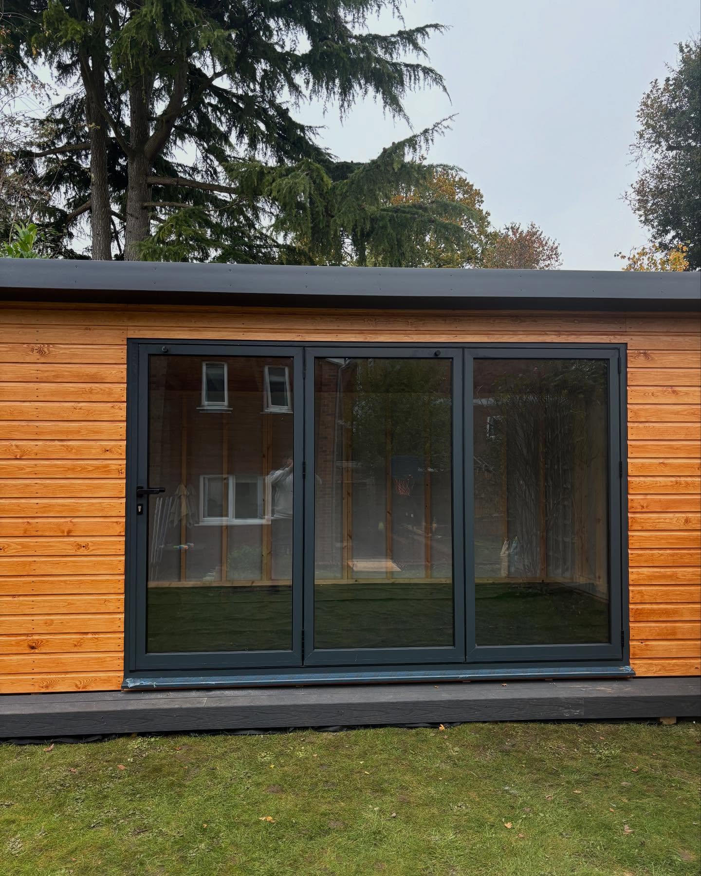 Cortizo Aluminium Bifolds and Window recently installed in a garden building in Amersham for Robins garden retreats
These look great in Anthracite
