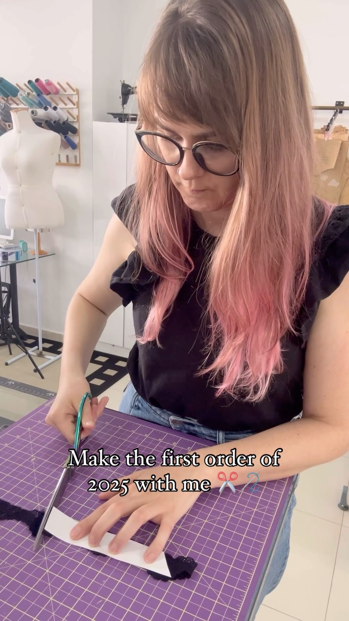 Starting the year off with a fun project!
A lovely customer chose the Luna Sleep Set in all black 🖤
It’s always so satisfying to see a finished piece come together!
Are you also starting the year with sewing projects? Let me know what you’re working on! 🪡
#sewing #sewingpatterns #sewingproject