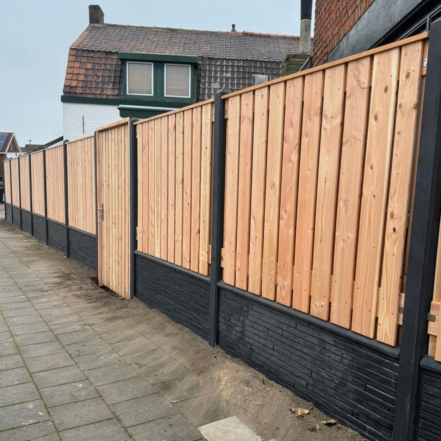 Na een fijne vakantie staan we klaar om uw tuinprojecten aan te pakken. Heeft u plannen? Laat het ons weten!
📨 info@schuttingbouw-hulst.nl