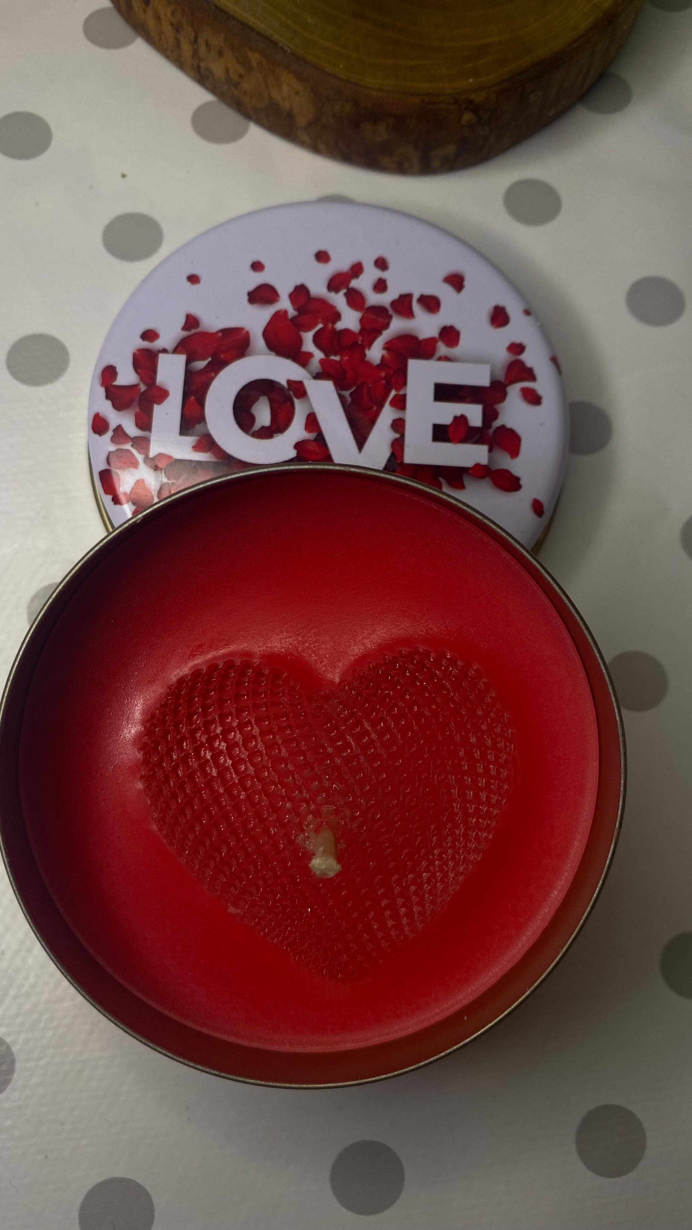 Kalbim ellerinde, ben derinlerde… Doğal Soya Wax ile üretilmiştir. Seri üretim değildir, sipariş üzerine size niyet edilerek hazırlanır. Kalp kısmı jel mumdur bu sebeple çok yumuşaktır. Bilgi ve sipariş için mesaj ya da yorum yazarsanız seviniriz. Giz hanım, en mutlu ân’ım. #candles #mum #sipariş