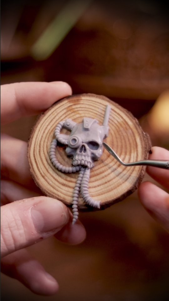 Happy Friday! I'm continuing the work on the headphone stands for @LogitechG's new wireless headset, the ASTRO A50 X. Both stands are themed around the new game Warhammer 40,000: Space Marine 2 @focus_entmt. The one I'm currently working on is Space Marine-themed, while the other is Tyranid-themed.
In this video I sculpted some servo-skulls as a parts of the base.
Live now: TWITCH.TV/CNOTBUSCH Join us!
Materials:
Cosclay, Medium Firm
Cosclay C2 Clearbond
@cosclayusa
#spacemarine2 #sculpture #handmade #clayart #polymerclay #logitechgpartner