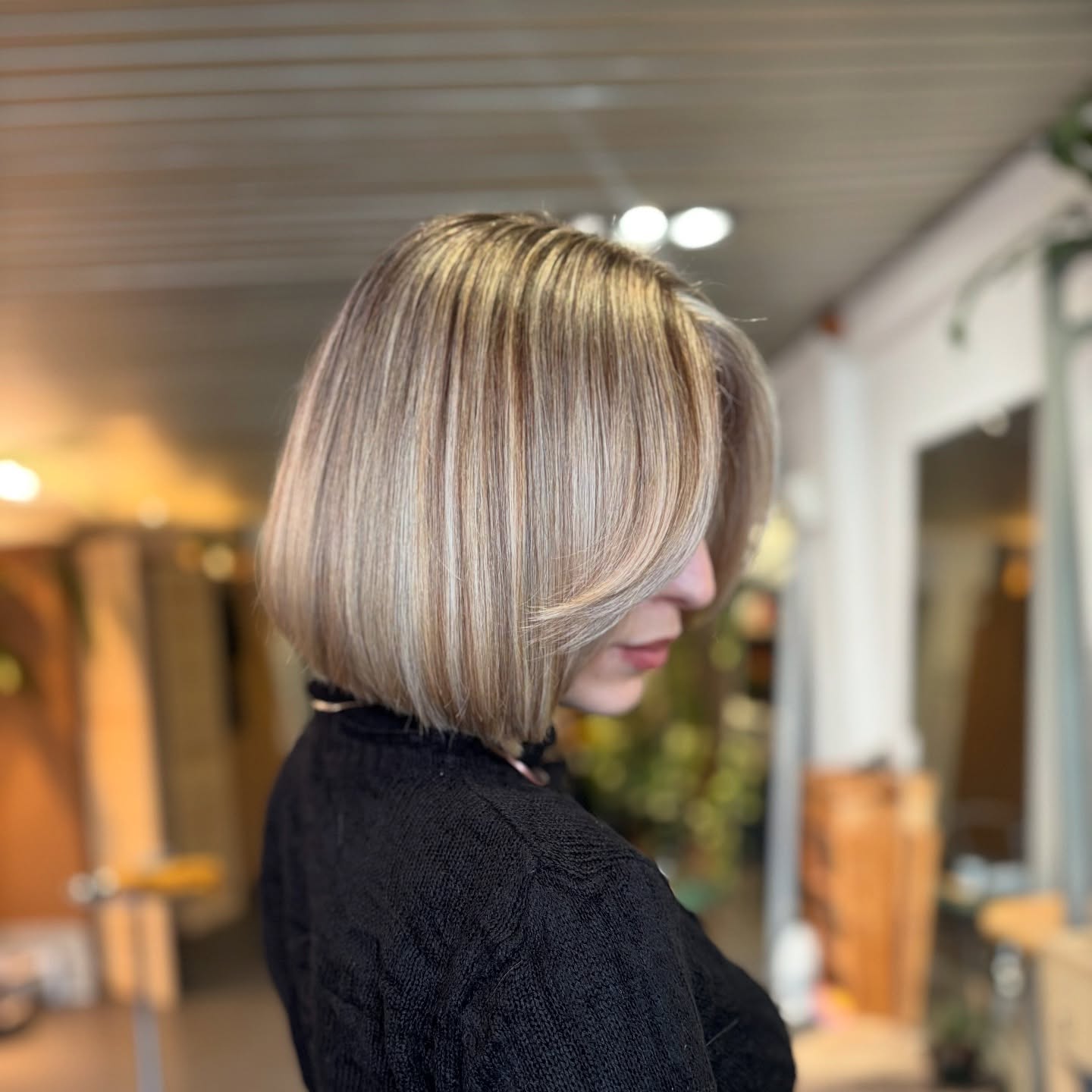 Bold blonde for @vanesadmitkova ✨
High contrast with our classic, mixed with Chunky highlights to achieve the brightest in one session.
Book your appointment now through DM/whatsapp or online;
www.eorganicsalon.nl
#ecosalon #blondespecialists #hairsalonnearme #organichairproducts #japaneseheadspasalon #blondehair #hairinspo #hairinspo2025 #kapperdenhaag #kapperrijswijk #headsparijswijk