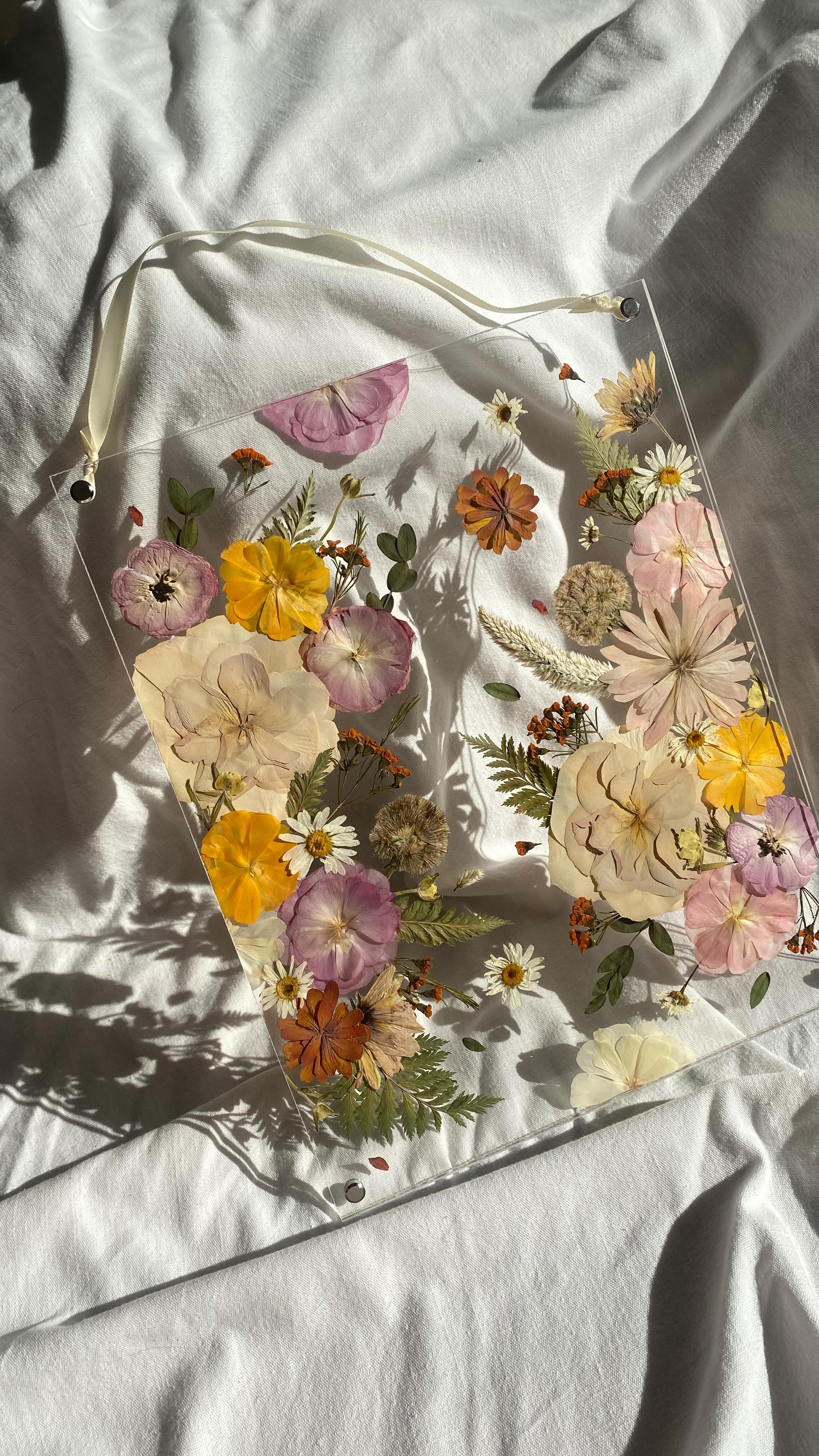 The Frameless: Sleek and unique. Sleek, because the design is completely frameless, your flowers appear to levitate. Unique, because this is my original creation, and you won’t find it anywhere else.
At least, not until someone tries to copy it! 😜
#customart #flowerpreservation #northcarolina #floralpreservation