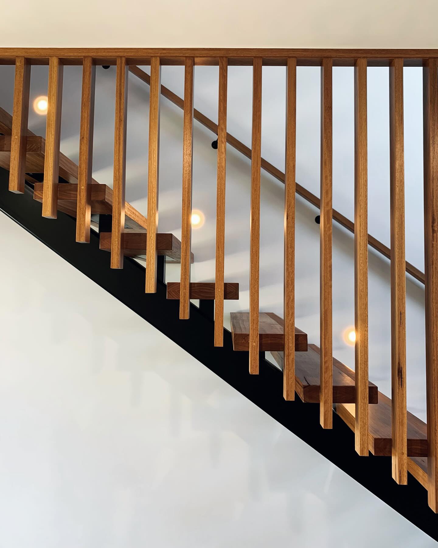 Stunning blackbutt hardwood timber stairs with a single steel stringer. Timeless ✨ (Jindabyne House 1)
Manufactured by Beach House Stairs on the south coast.
#blackbutttimberstairs #steelstringer #architect #southcoastarchitect #nswarchitecture