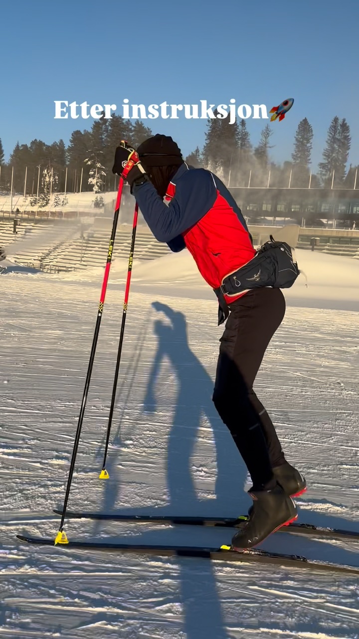 Fra første til siste klipp på økta til Jurij i helgen📈🚀For å klare denne fremgangen jobbet vi hovedsakelig med:
✅ Få et bedre tyngdepunkt. Mer trykk på forfot, gjennom en spissere ankelvinkel i hele bevegelsen. For Jurij sin del var det ekstra viktig med spiss ankelvinkel i bunnposisjon
✅ Et bedre tyngdepunkt gir en helt annen balanse. Dette gjorde at Jurij nå fikk mulighet til å slippe hofta og resten av kroppen mer fremover, slik at det ble et bedre «heng»
✅ Hender tettere på kropp, albuer tettere på stav, og en bedre holdning gir alle mer avslappede bevegelser og gjorde i dette tilfellet at Jurij fikk utnyttet mer av kreftene sine
Vi ønsker Jurij lykke til på Hafjell Skimaraton! Har du lyst til å oppleve samme fremgang? Meld deg på holmenkollenskikurs.no🙌🏻