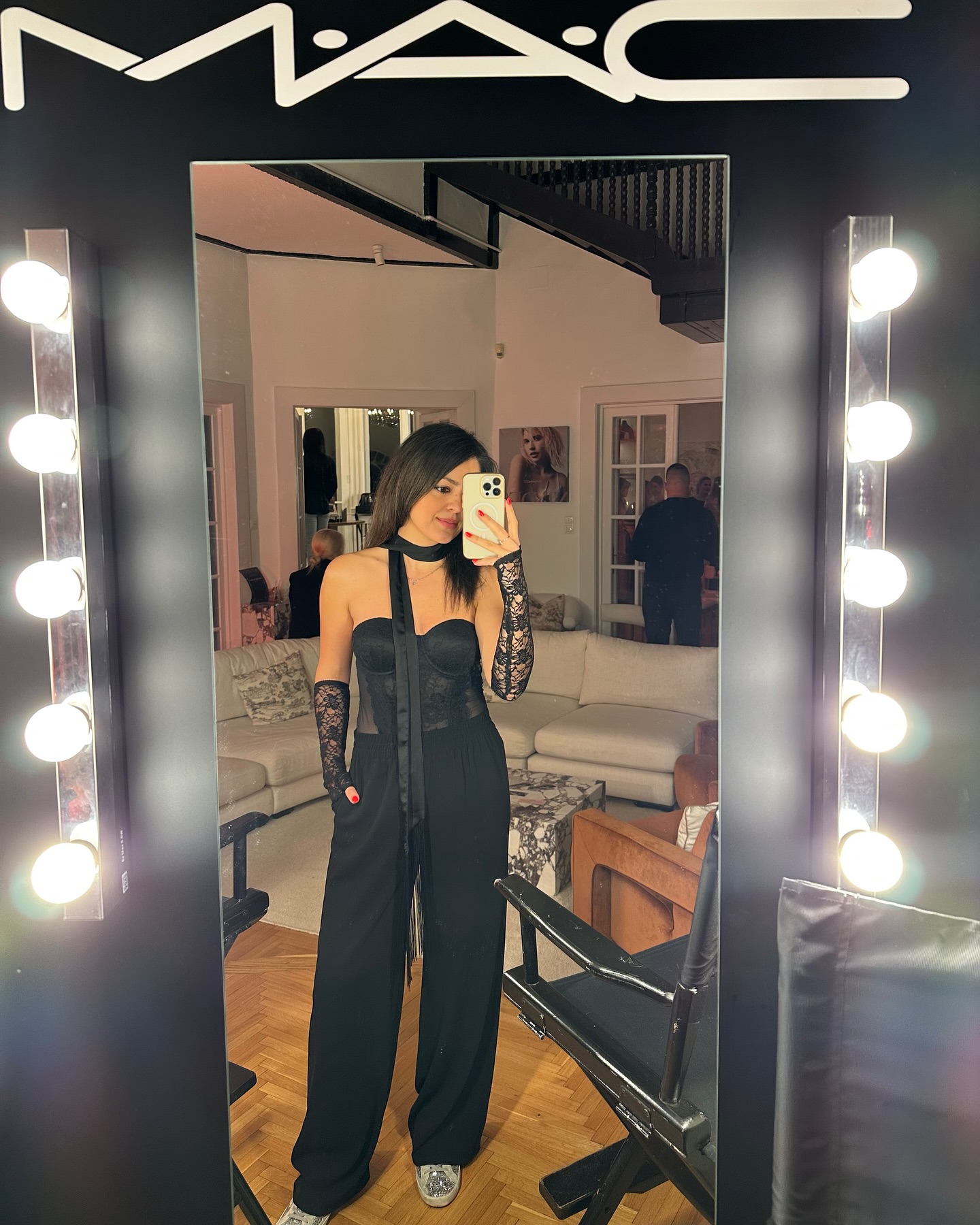 Tegnap a MAC NUDES “IT’S PERSONAL” eseményén/házibuliján jártam.💄💃🏻Mutatom, hogy mennyire menő programok voltak az eseményen, a @hellopr.hu ismét kitett magáért✨:
💄mindenki megtalálta a számra legmegfelelőbb @maccosmetics nude rúzs árnyalatot
🥙 Házibuli snack by @chilivanilia x @babkadeli
🗣️ “It’s personal” bensőséges beszélgetés @krisztinamaroy-val és @keller_adeel -lal. Merjünk önmagunk lenni!❤️
📸 Fotózás @vandademeter -rel
📍Helyszín: @nalam.budapest
Nagyon köszönöm a meghívást @torokbea @lili_schuster @annamariapercsi , élmény volt!! #reklám @douglasmagyarorszag #itspersonal #macnudes #maccosmetics #stylist #wardrobestylist