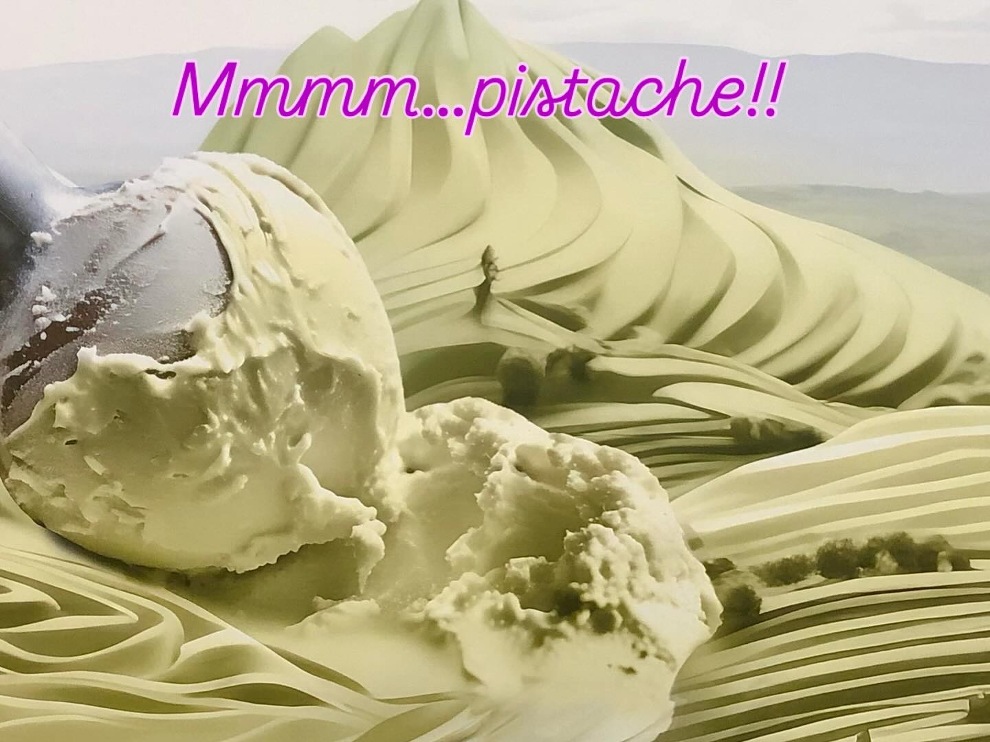 Samen met de eerste zonnestralen, de eerste pistache gedraaid. Hemels!
Avec les premiers rayons de soleil, le premier pistache tourné. C’est divin! 🌞