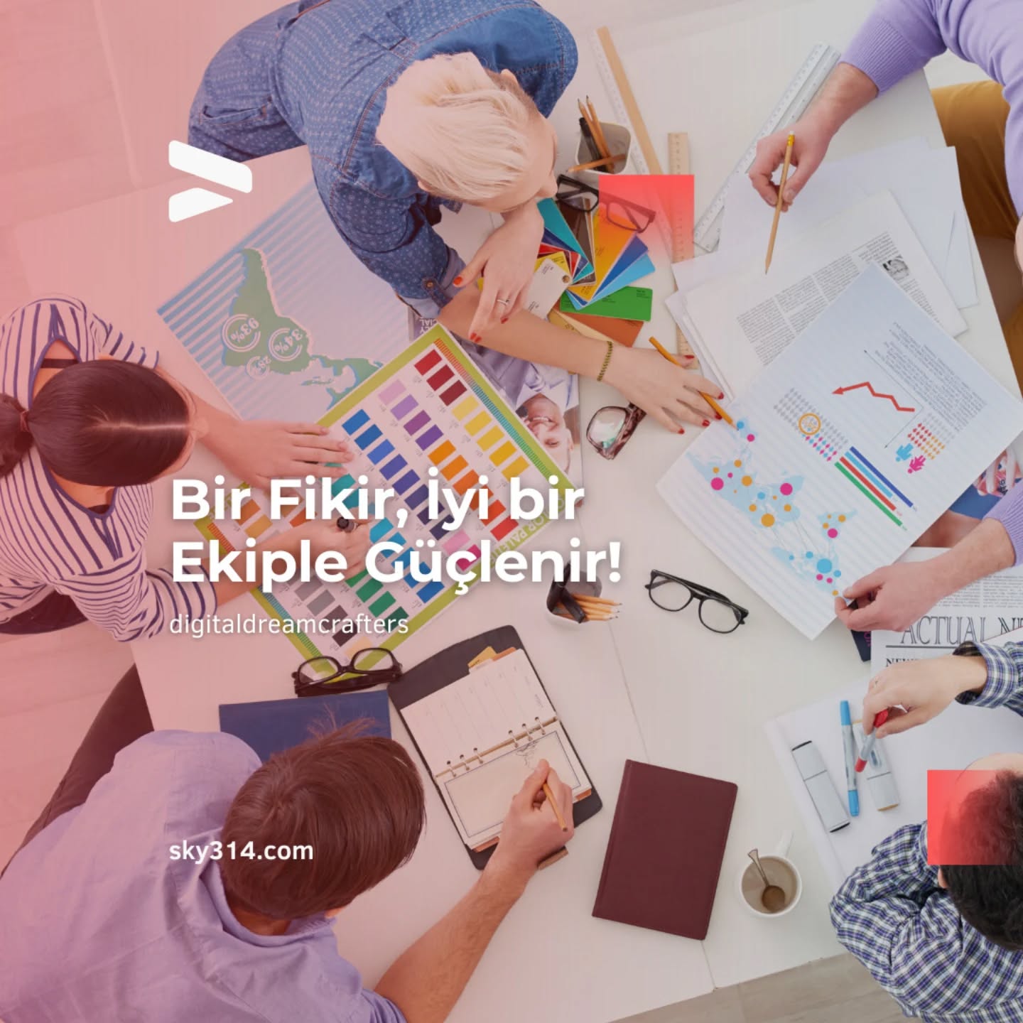Yaratıcı kolektifler, farklı yetenekleri ve bakış açılarını bir araya getirerek güçlü bir sinerji yaratır. Sanatçılar, tasarımcılar, mühendisler ve düşünürler, ortak bir amaca yönelerek bireysel güçlerini daha büyük projelere dönüştürürler. Bu tür kolektifler, yalnızca daha yenilikçi ve yaratıcı işler ortaya çıkarmakla kalmaz, aynı zamanda toplumsal değişim yaratma potansiyeline de sahiptir. Birlikte çalışan gruplar, her bireyin benzersiz bakış açısını harmanlayarak daha derin ve özgün çözümler üretir. Günümüzde, sanat, teknoloji ve iş dünyası gibi farklı alanlarda yaratıcılığın daha geniş bir kitleye ulaşmasını sağlayan bu tür topluluklar, toplumsal ve kültürel değişimlerin öncüsü oluyor. Yaratıcı kolektiflerin gücü, sınırları aşarak, dünyayı daha kapsayıcı ve özgün bir hale getirmeye devam ediyor.
#dijitalpazarlamatrendleri2024, #dijitalreklamtrendleri #SKY314