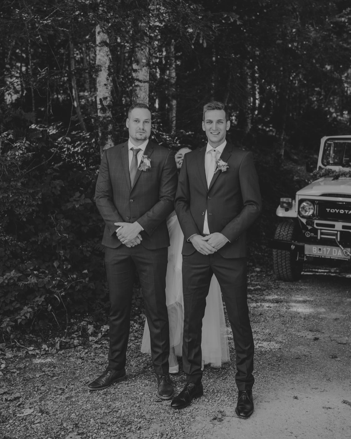 The bride‘s own bodyguards 🤵🏻♂️
Manchmal muss man die Braut noch etwas verstecken - da ist‘s nur von Vorteil, wenn die Trauzeugen beim Shooting auch mit dabei sind 🤭
#WeddingVibes #LoveStory #BildfokusFotografie #weddingseason #HochzeitsfotografVorarlberg #AustriaWedding