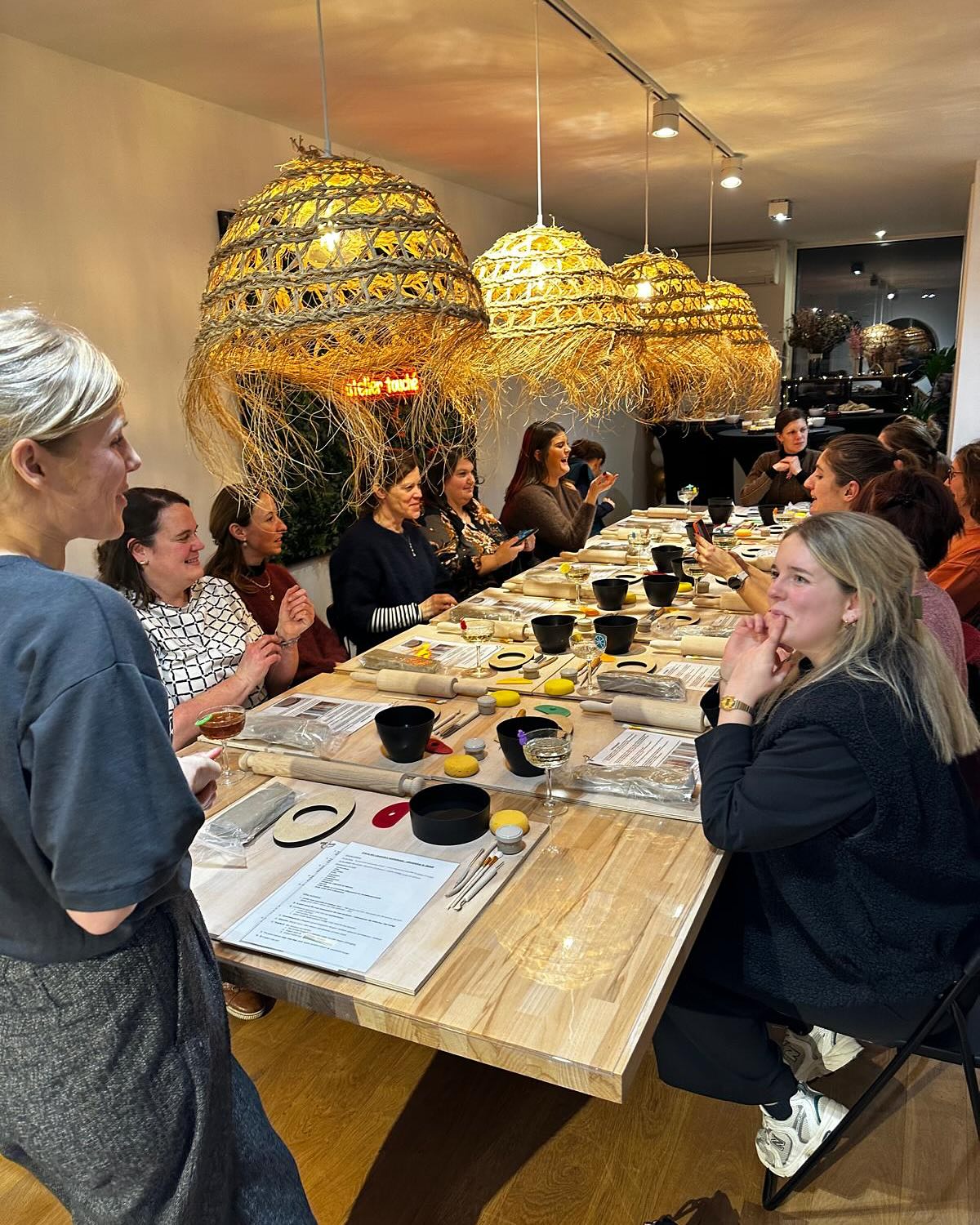 Cava & Ceramics in ons atelier 🥂. Heb jij ook zin in een gezellige avond met vriendinnen, collega’s, familie, … ? Wij zorgen voor de sfeer, de cava en lekkere hapjes. Samen maken we een mooie aperoschaal, die je helemaal zelf naar eigen smaak kan personaliseren.