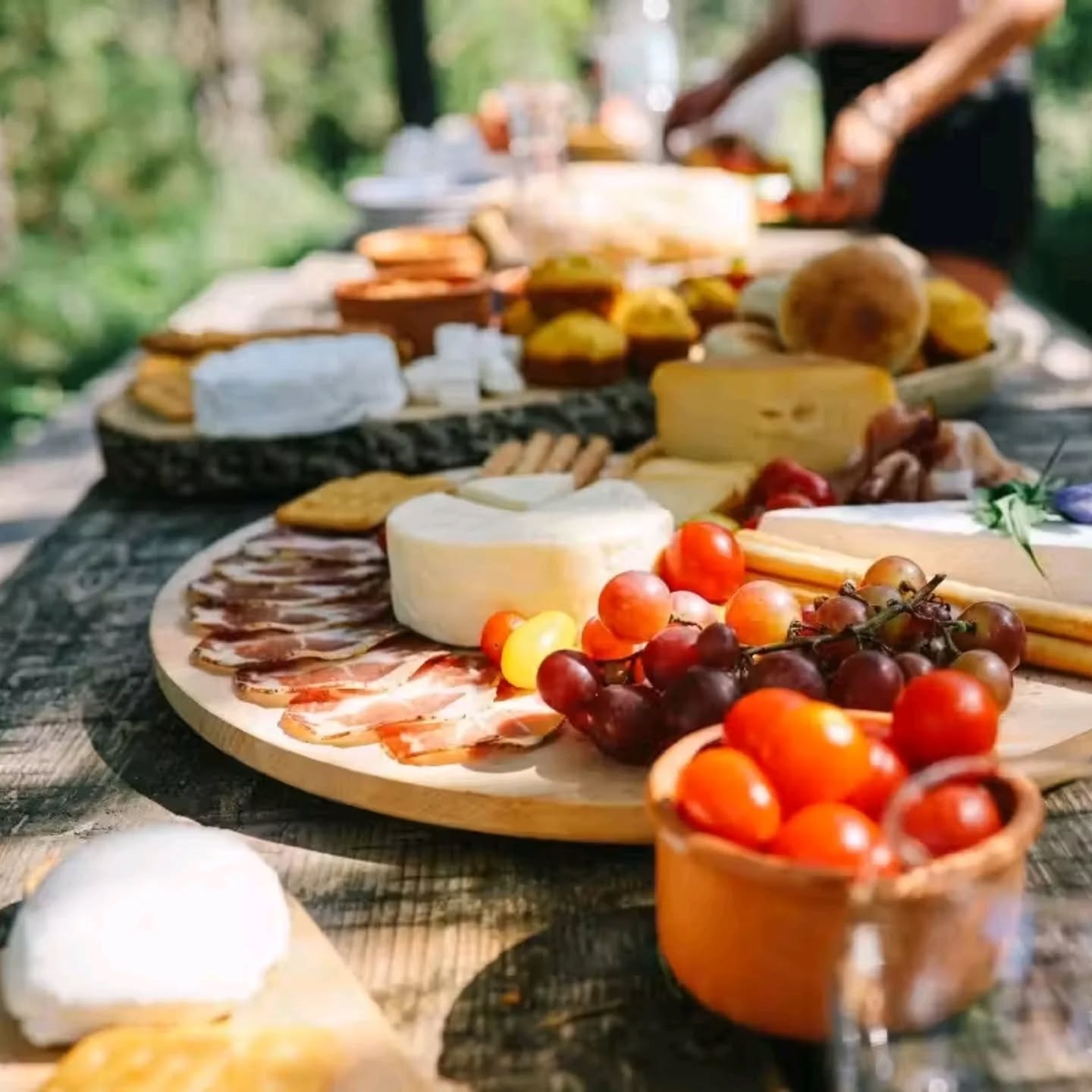 🌞🍷 Genussurlaub an der Costa Dorada – Dein Paradies für alle Sinne! 🍷🌞
Tauche ein in ein unvergessliches Erlebnis an der sonnigen Costa Dorada! Diese traumhafte Region Spaniens lädt dich zu einer perfekten Kombination aus kulinarischen Genüssen, atemberaubender Natur und entspannten Momenten ein.
🍇 Genuss-Highlights:
🍴 Genieße die mediterrane Küche in charmanten Dörfern und an der Küste – frischer Fisch, exquisite Paellas und lokale Spezialitäten
🍷 Entdecke die Weine der Region bei einer gemütlichen Weinprobe in einem traditionellen Weingut
🌿 Lass dich von der malerischen Landschaft und den sanften Hügeln verzaubern
🏖️ Erhole dich an den goldenen Sandstränden und genieße den herrlichen Blick auf das Mittelmeer
Ob du die Kunst des Genießens bei einem entspannten Spaziergang durch Weinfelder oder bei einem exklusiven Dinner erlebst – an der Costa Dorada erwarten dich unzählige Möglichkeiten, das Leben zu feiern und die Sinne zu verwöhnen.
✨ Komm und erlebe den perfekten Mix aus Genuss und Entspannung an der Costa Dorada! ✨
Dein individueller Urlaub am Meer.
#CostaDorada #genussurlaub #kulinarik #weinliebe #mediterraneküche #weinprobe #urlaub #reiseziele #essenundtrinken #genießen #urlaubszeit #spanien #spannend #genussmomente #genussurlaub #KulinarischerGenuss #kulinarischereise