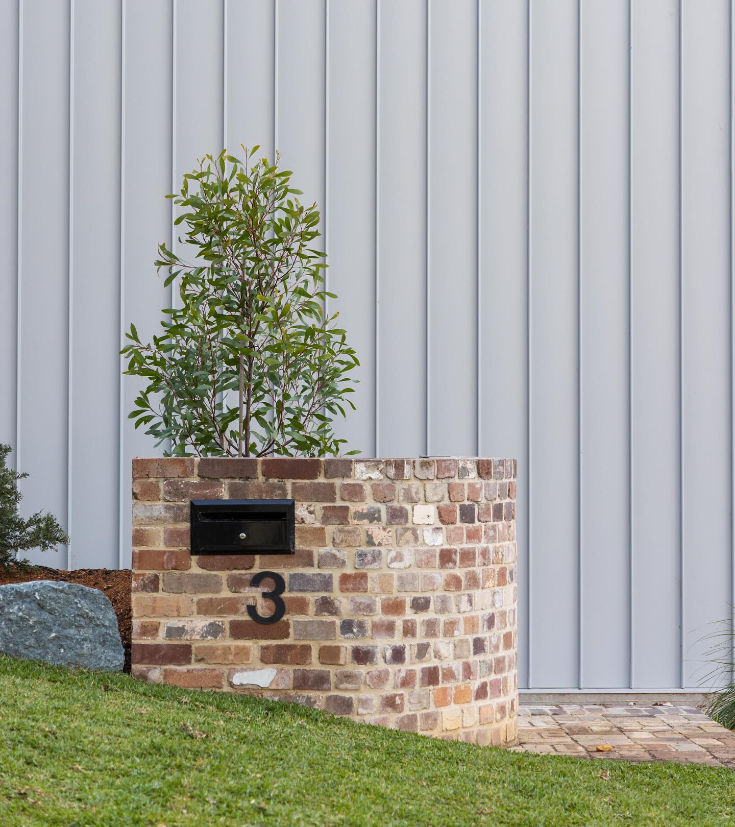 I love focusing on the quality of the materials. Strip away the busy palette and keep things streamline. #architect #southcoastarchitecture #nswarchitect #colorbond #enseam #shalegreycolorbond #recycledbricks
Photographer @taylahcunninghamphotography