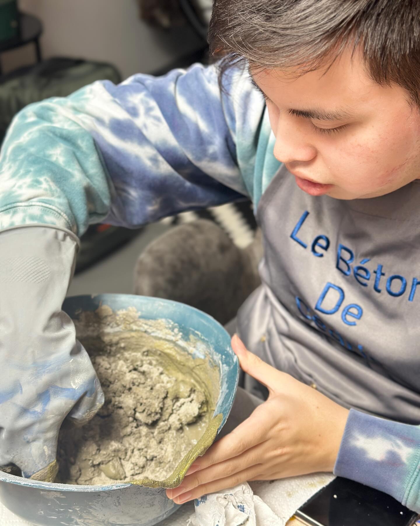 Première Étape.
Cédric est en train de préparer le béton pour obtenir la bonne consistance pour les pots!
#bougie #candle #handmade #paris #france #beton #unique