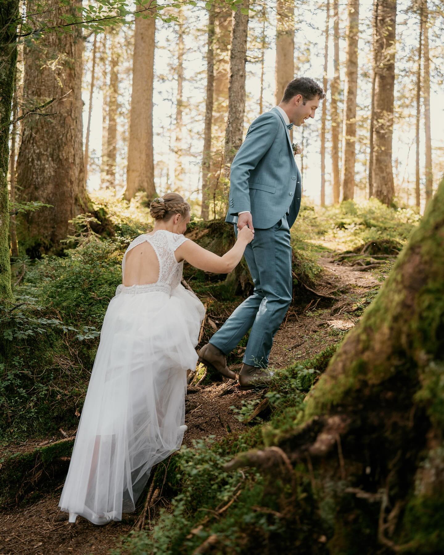 Wir gehen den Weg von hier, Seite an Seite, ein Leben lang, für immer 💛
#Fürimmer #Hochzeitsfotografie #HochzeitsfotografVorarlberg #Bridetobe #Liebe #WeddingVibes #ShootinginNature #WeddingShooting #Hochzeitsreportage