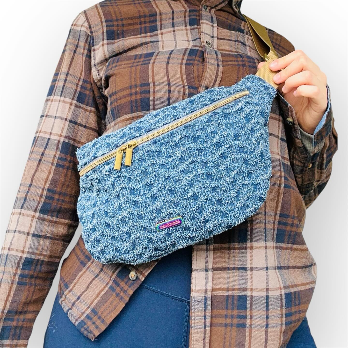 Das ist die neue Bauch- und Umhängetasche vom Modell IDA in Large aus Jeans Stoff🤗🥰
Ebenfalls jetzt auf ✨manudesign.ch✨ erhältlich😁
#manudesign #handmade #smallbusiness #smallbusinessowner #smallbusinesssupport #bagslover #handarbeit #schweiz #switzerland🇨🇭 #swissmade #swisshandmade #pratteln #selfdesign #womansmallbusinessowner #umhängetasche #bauchtasche #bellybag # #selbstgemacht #prettybag #prettybags #coolbag #bagforwomen #bagformen #unikat #träumewerdenwahr #stoff #cotton #stitch