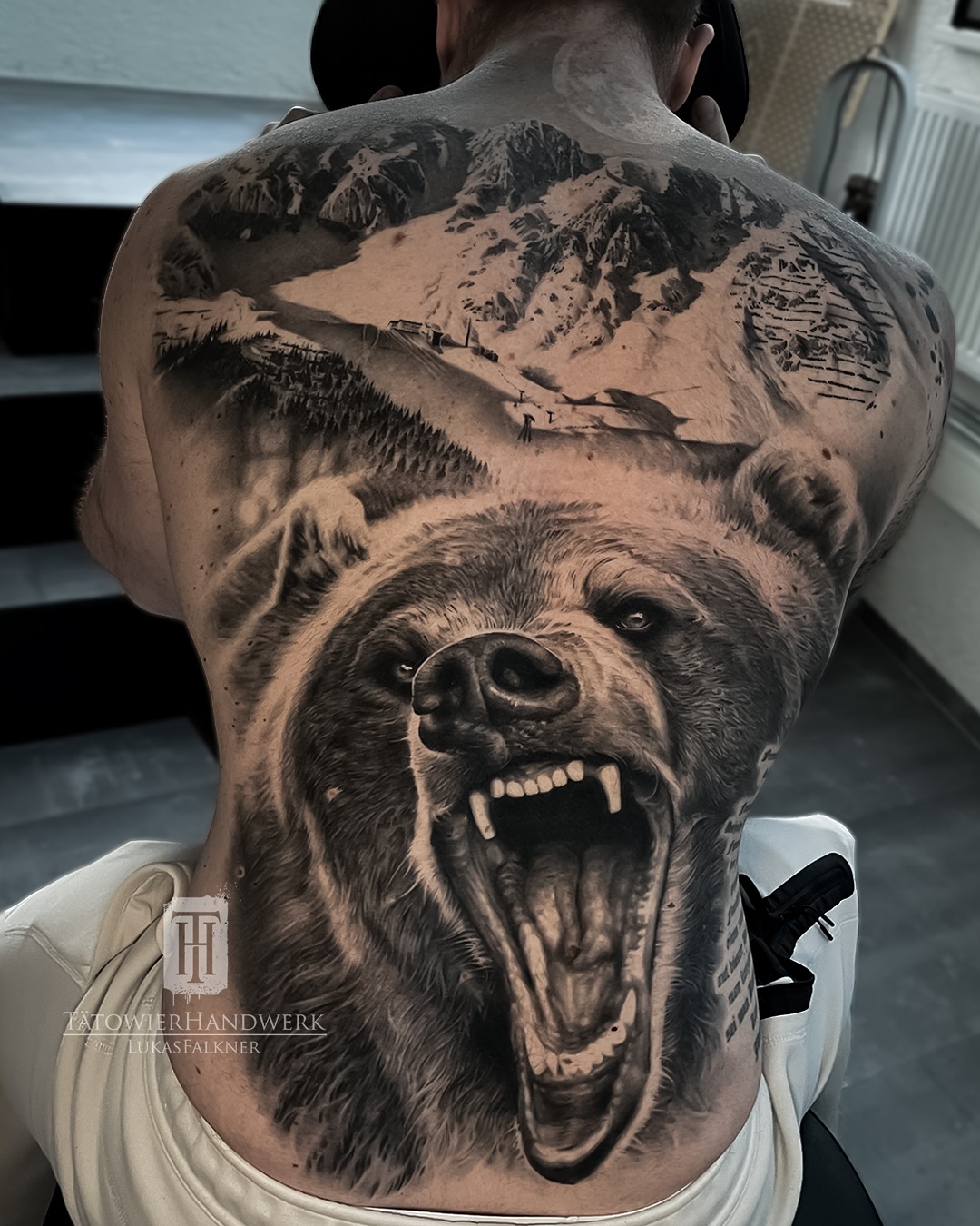 Excited to finally reveal this fully healed and settled backpiece ✌️Swipe left to see a more detailed clip 👀
#tattoo #tattooartist #bear #beartattoo #mountains #blackandgreytattoo #realism #nordkette
