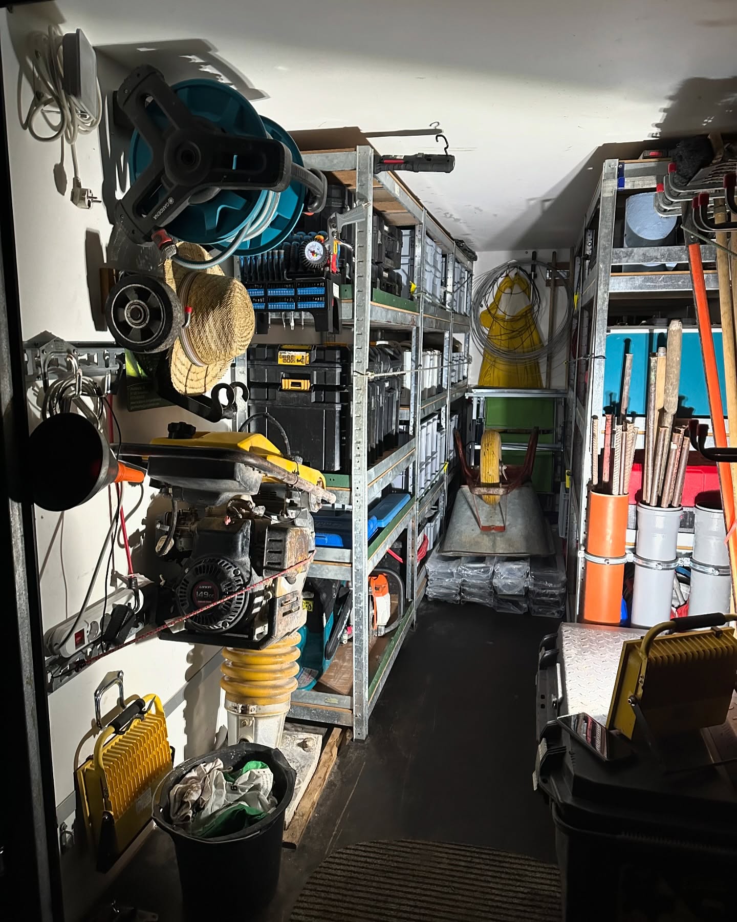 Neues Jahr…Neue Herausforderungen…Neue spannende Projekte…
Wir sind zurück aus dem Winterschlaf und beginnen heute mit der Umgestaltung der Außenanlagen eines Mehrfamilienhauses…
Der Werkzeuganhänger wurde auf Vordermann gebracht und ist bereit für das Jahr 2025…
#gartengestaltung #umgestaltung #galabau #ausaltwirdneu #gardening