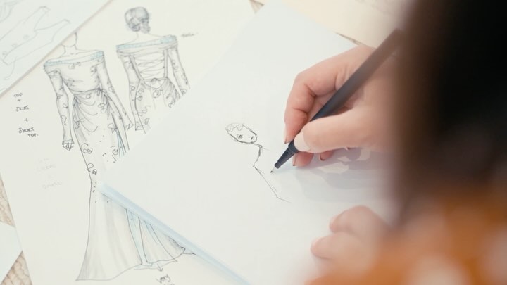 Directing this film about @dyla.atelier, a brilliant and gracious designer from Turkey, went straight to my heart. Her artistry goes beyond her designs - it’s also in the way she approaches her work with tonnes of passion and care. It was a treat to spend time with her, hear her story, and witness a bit of her creative process.
All my love to @julesromanmakeup who introduced us, brought an invaluable creative direction flair to this and helped produce the shoot with us.
The full film will be up on my website next week, along with the full credits. Whoop whoop! 🔥
Models: @gayanehlara @miamano_
.
.
.
.
.
.
#Cinematography #femaledirector #femaledirectors #OnSet #BehindTheScenes #SetLife #FilmCrew #MovieLighting #LightingSetup #FilmMaking #LightingTechnician #FilmLights #ProductionLife #StudioLighting #LocationLighting #LightingGear #londonshoot #designer #bridal #fashiondesigner #models