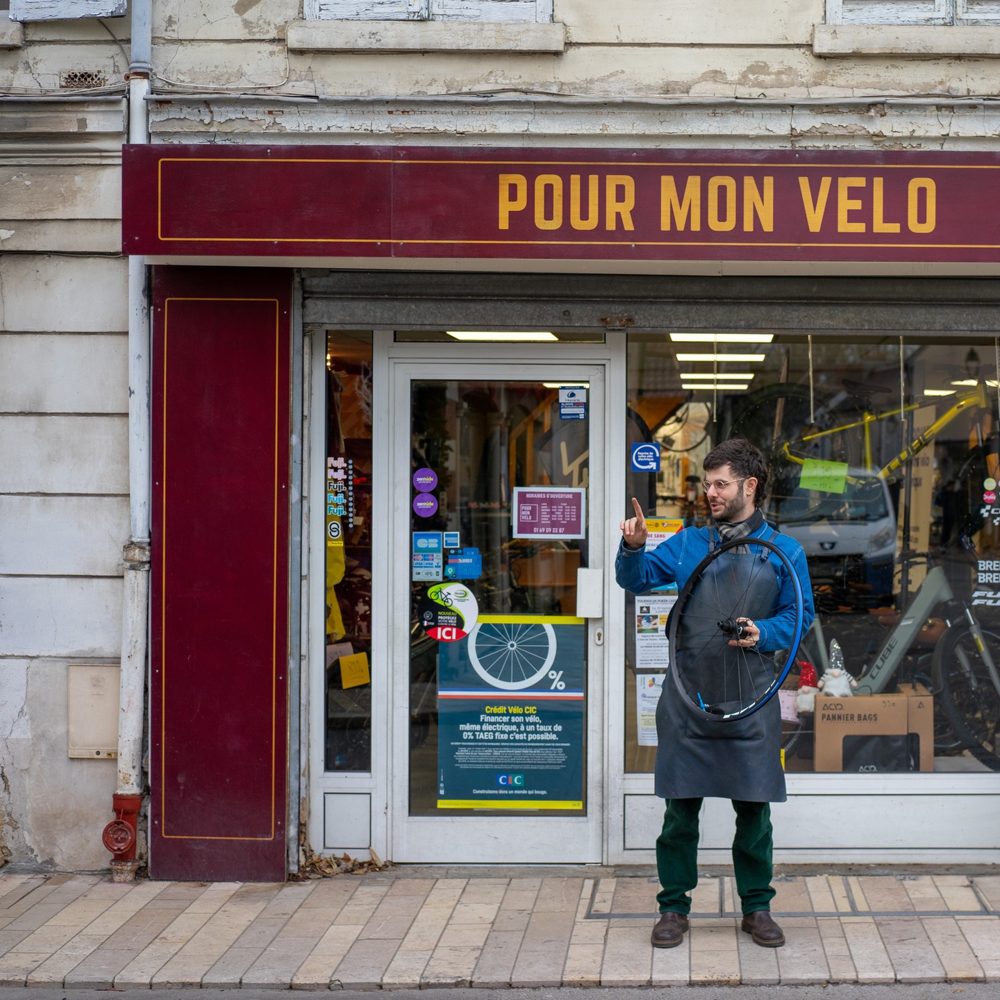 Déjà plus de 3 ans à votre service ! 🎉
Le magasin Pour mon Vélo débute sa quatrième année d'activité, grâce à vous.
Depuis 1978 sous l'enseigne "Cycles Clévédé", j'ai eu la chance de reprendre cette boutique historique fin 2021.
Un nouveau nom, une actualisation de l'offre et un coup de neuf : Pour mon Vélo est né 💫
L'activité bat son plein depuis, et je vous remercie tous et toutes pour votre fidélité.
Vive le vélo, électrique ou non, et vive le commerce de proximité !
Louis
Merci à @julien_rft pour ces somptueuses photos !
Si vous aimez le vélo, les voyages et les bons moments entre amis, allez voir son profil de toute urgence 😊