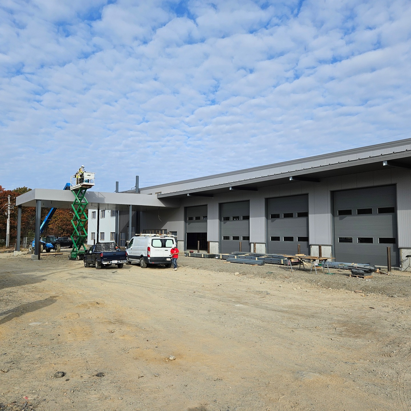 LDL Studio, @kcmgroupri, and Andco GC are in the final stages of completing a 32,000 sq. ft. truck dealership and service facility for @andersonmotorsri in Providence, RI. Stay tuned for the official completion announcement!🛠️🚛 #RhodeIslandDesign #LDLStudio #ArchitecturalDesign #servicefacility