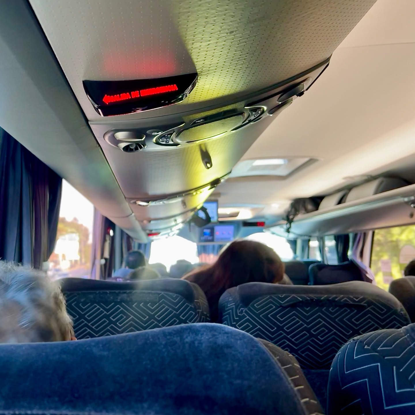 Abschied von Reñaca und von der Zeit dort mit meiner Schwester. Rückfahrt nach Santiago am Montag, 17. Februar 2025, mit der Buslinie Turbus unter stahlblauem Himmel, vorbei am Wallfahrtsort Lo Vásquez und durch die recht trockene Landschaft, die letztes Jahr um diese Zeit in Flammen stand. Anschliessend mit dem Metro durch Santiago zurück nach Lo Barnechea, wo meine Mutter zuhause ist. #familienbesuchchile #ccaatsantiago2025 #lebensübergang #überquerungen #turbus #metrodesantiago #santiagodechile