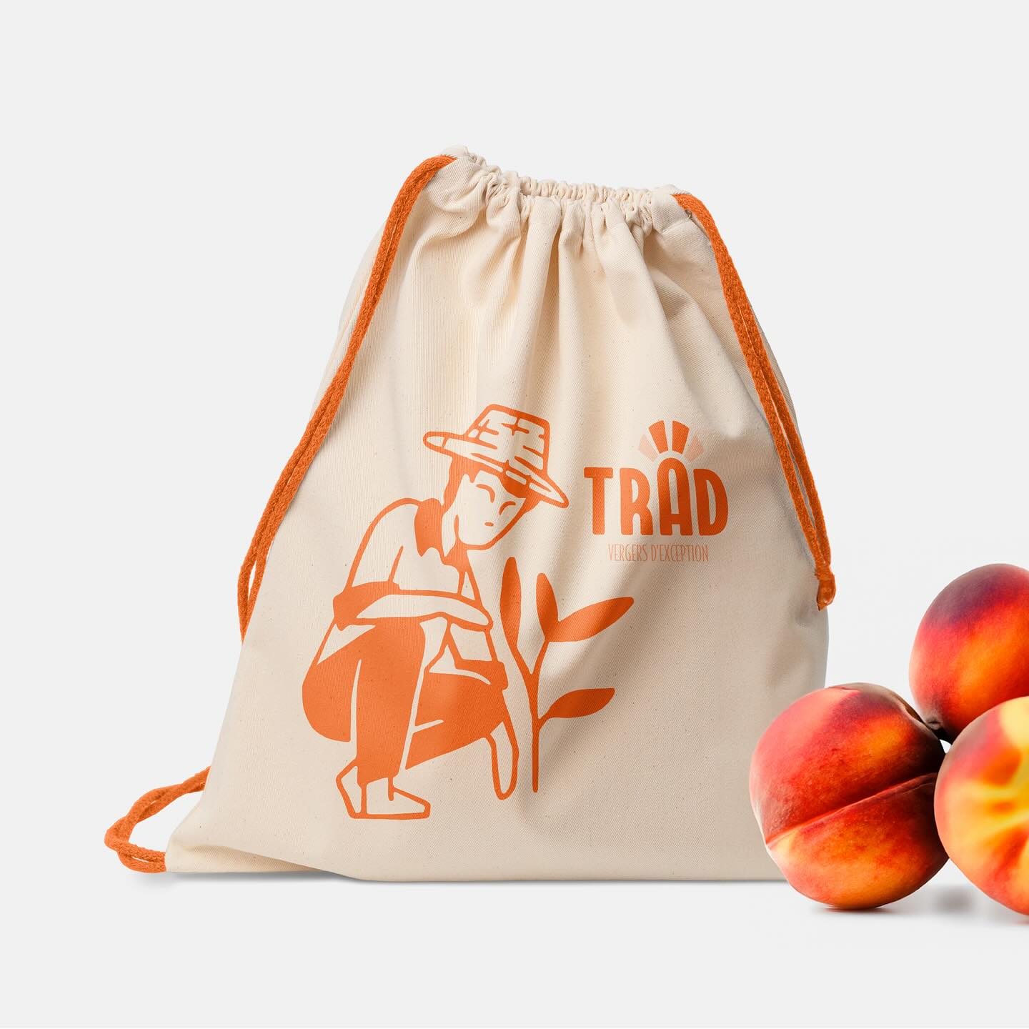 || IDENTITÉ VISUELLE ||
« Trader » signifie arbre en suédois.
Une typo brut, presque manuscrite, témoignant d’un travail de qualité, réalisé entièrement à la main. Le « Ä » est illuminé des rayons du soleil, indispensables à la croissance d’un bon fruit, et suggérant un goût divin du produit.
Pour ce qui est des couleurs, un oranger/pêche, couleur chaleureuse et solaire, mais aussi dynamique et puissante.
Qu’avez-vous pensé de ce branding recherché ?
________
Histoire de charmer l’algorithme: logo, identité visuelle, branding, graphiste, image de marque, communication visuelle, entreprise, auto-entrepreneur, petite entreprise, boutique.
#identitevisuelleentreprise #logoprofessionnel #designdemarque #creationdelogo #branding #imagedemarque #graphicdesign #graphiste #graphistefreelance #brandidentity #identitevisuelle #logo #logodesigner #entrepreneur #entrepreneuse #petiteentreprise #monentreprise #autoentrepreneur #brandidentity