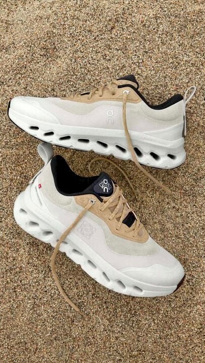 Brilliant work from @loewe and @on
Their collaboration doesn’t just follow the usual running collab formula—it flips the script with a fresh, simple, and unforgettable approach.
Creative, sharable, and a perfect example of how to elevate social content!
•
•
•
#Loewe #On #Collaboration #Fashion #Trainers