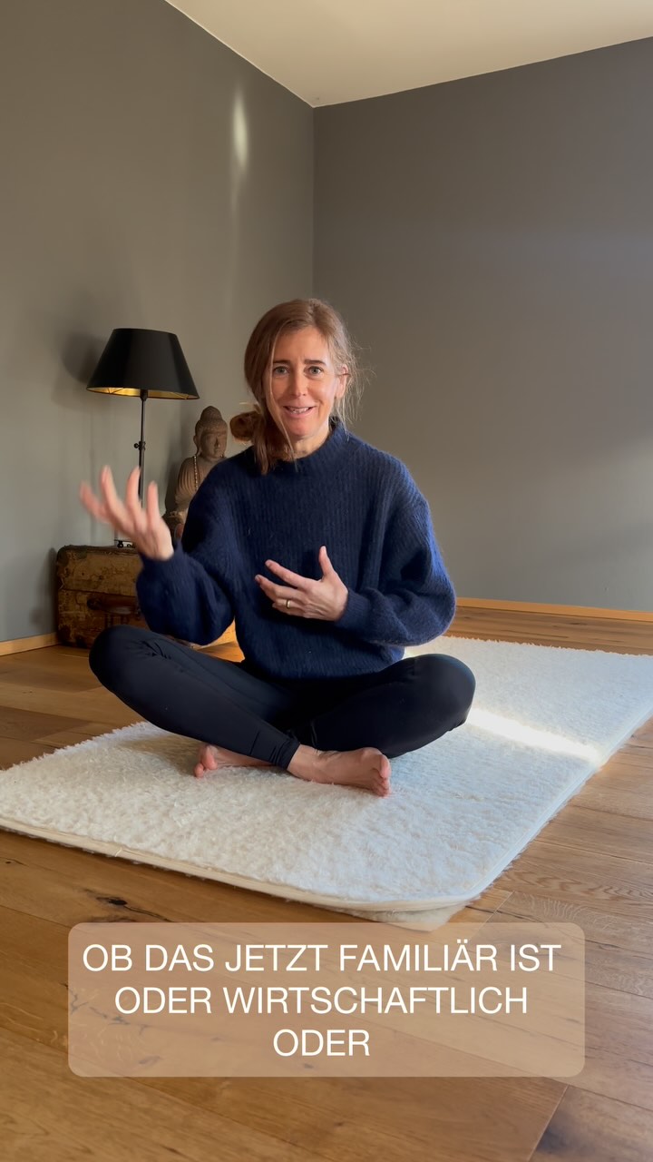 Das Holz-Element dreht sich um die Leber – unser Energiekraftwerk, das mit Wut, Frustration und Energiehaushalt verbunden ist. Blockaden hier können zu Kopfschmerzen oder innerer Anspannung führen. In diesem Reel zeige ich dir kraftvolle Akupressurpunkte und Asanas, die deine Leber-Energie stärken und harmonisieren.
💡 Tipp: Halte jede Übung oder jeden Punkt mindestens 3 Minuten, um die volle Wirkung zu spüren!
Lass uns gemeinsam Blockaden lösen und unsere Energie wieder ins Gleichgewicht bringen! 💚
#diehiemers #sogehtgesundesleben #yinyoga #leberstärken #energiefluss #holzelement #akupressur #yoga #blockadenlösen #innererfrieden #health #gesunderschlaf #wohlbefinden #schlafqualität