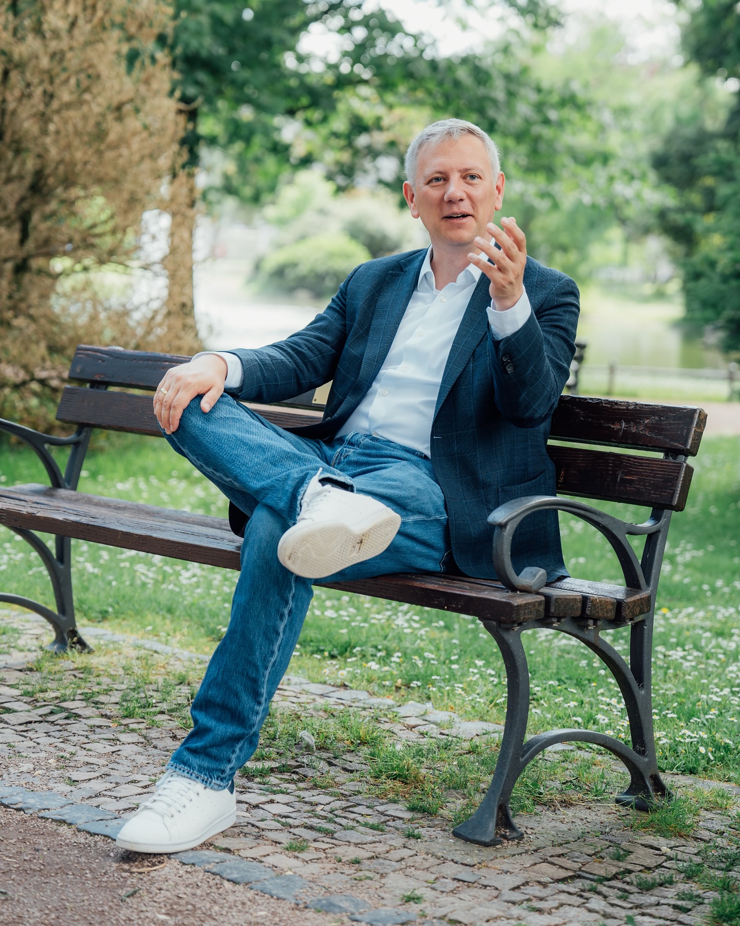 Nur wenige Tage hat es gedauert, bis Friedrich Merz und die CDU zentrale Wahlversprechen brechen. Es ist richtig, dass wir massiv in unsere Verteidigungsfähigkeit investieren müssen. Nun soll aber sogar weniger Geld aus dem Kernhaushalt in die Verteidigung fließen. Das allein zeigt, dass es in Wahrheit um etwas anderes geht: Einen Blankoscheck für Regierungshandeln ohne Spar- und Reformzwänge zu Lasten künftiger Generationen. Vor allem diese werden diese Koalition noch teuer bezahlen. Wem es ernsthaft um mehr Verteidigungsfähigkeit geht, der hätte das bestehende Sondervermögen deutlich erhöhen können und uns dabei an seiner Seite gehabt. Für diese verantwortungslose Art von Politik stehen wir als Freie Demokraten jedoch zu Recht nicht zur Verfügung.