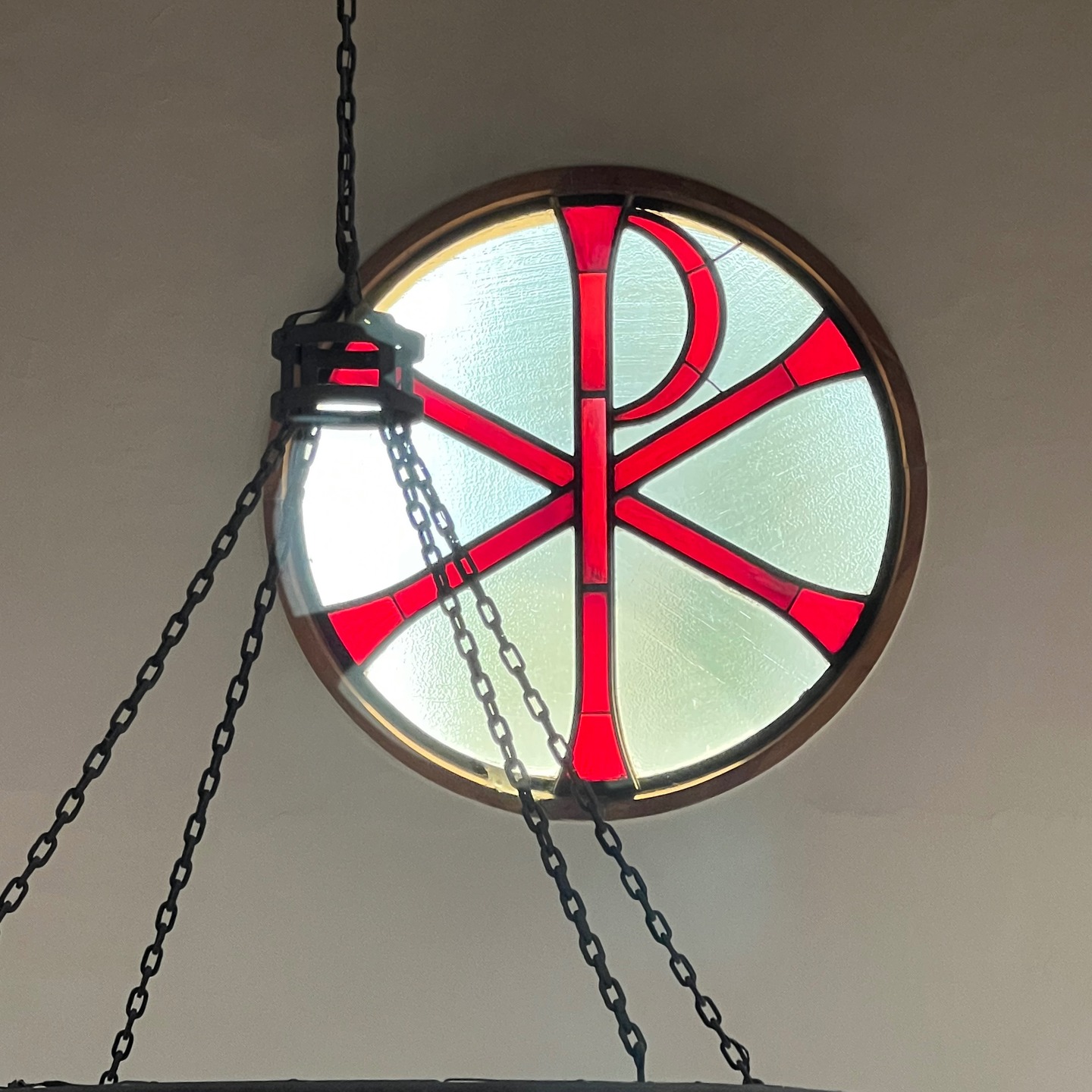 Letzten Sonntag, 09. Februar 2025, war ich wieder in meiner lutherischen Ursprungskirche an der Avenida Lota 2330. Das schön rotleuchtende Christus-Zeichen ist von der Empore aufgenommen. Bevor die Gottesdienste anfingen bin ich aber erst noch rechts herum um die Kirche. Dabei bekommt man ein wenig das Paulmann-Gebäude zu sehen, das höchste von Santiago. Vor allem aber war dieser Weg nach hinten einige Jahre ein gewohnter und beliebter. Wir Jugendliche gingen bei Pastor Günther Weber und seiner Familie ein und aus. Besonders für euch hier auch noch Bilder vom aktuellen Eingang zum Garten und zur Pfarrwohnung, vom üppig bepflanzten Rückweg und vom Eingang ins Sekretariat. Memories ... Gottesdienste gab's heute auf Deutsch mit dem Predikanten Torsten Richter und anschliessend auf Spanisch mit Pastor @robinsonreyes, dem ich seit seiner Installation hier und auch in den sozialen Medien @pastoralmente immer wieder begegne. Zu diesem zweiten Gottesdienst gehörte auch die Begegnung der Besucherinnen und Besucher untereinander durch einen Friedensgruss. Ich finde das Durcheinander, das durch solche Rituale entsteht, immer besonders schön angesichts der sonst immer etwas übermässigen Ordnung in unseren Gottesdiensten ... #familienbesuchchile #ccaatsantiago2025 #lebensübergang #überquerungen