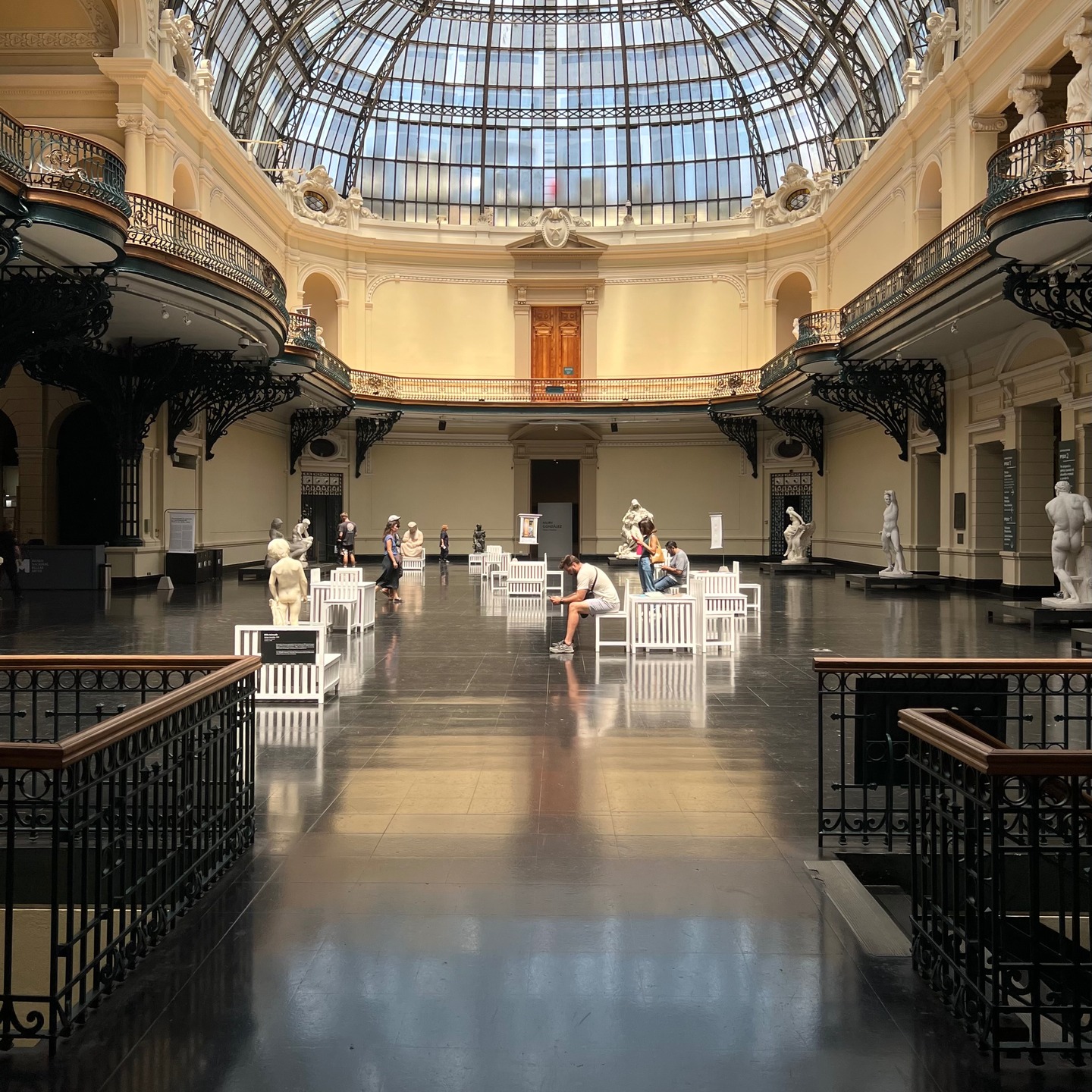 Besuch des Museo Nacional de Bellas Artes – Chile ( @mnbachile ) am Donnerstag, 06. Februar 2025, mit meiner Nichte Milena. Ein grossartiger Raum mit einem ebensolchen Dach. Wir hatten beide Lust und viele Ideen zur Interaktion mit den ausgestellten Kunstwerken. Die einzige davon, die nicht drohte, die Security auf den Plan zu rufen, haben wir ausgeführt: So sind wir – durch unsre eigenen (echten) Schatten – mit denen, die an der Wand aufgeklebt waren, kurz in Kontakt getreten ... Danach waren wir essen vis-á-vis im Restaurant @forestalcastillo und haben einander aus unserem Leben erzählt. Mit einem Eis im @emporiolarosa haben wir den wunderbaren Nachmittag beendet. #familienbesuchchile #ccaatsantiago2025 #lebensübergang #überquerungen