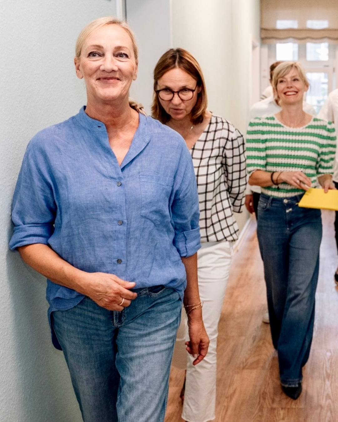 💛 Im Haus für morgen geht es nur mit den vereinten Kräften unserer unglaublichen ehrenamtlichen Helfer*innen und Mitarbeitenden.
Hier auf dem Bild allen voran Christiane Holtappels, unsere engagierte Geschäftsstellenleitung. Dahinter ist Susanne Schild zu sehen, die mit viel Herz ehrenamtlich unterstützt, und Miriam Collee, die das Buch zur Geschichte vom Haus für morgen #Käsekuchen mit Sauerkraut, geschrieben hat.. Ohne euch wäre all das nicht möglich! 🙌 ✨
Ihr möchtet auch das Haus für morgen unterstützen? Dann schreibt uns doch gerne eine Nachricht oder meldet euch via info@haus-fuer-morgen.com - wir freuen uns darauf von euch zu hören!
#hausfürmorgen #supporthfm