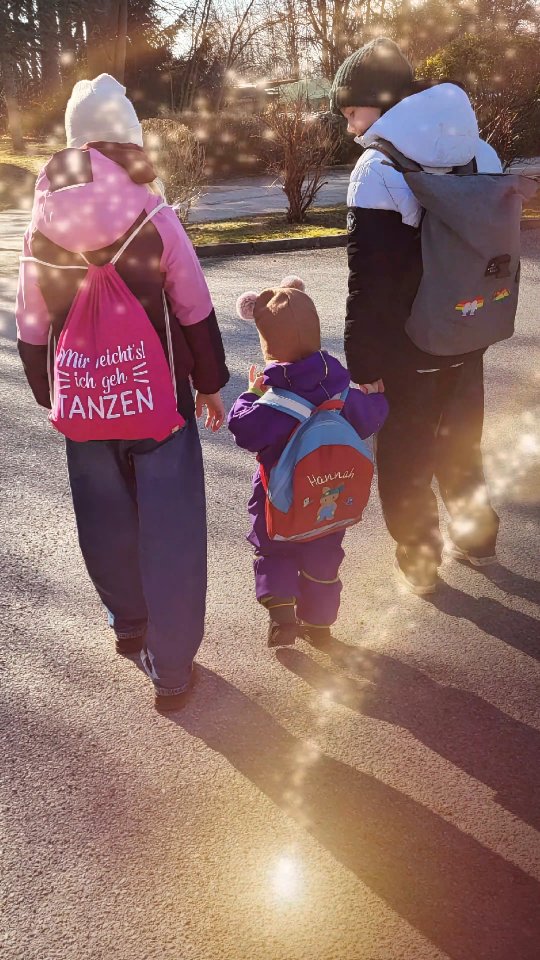 Manche Menschen treffen wir nicht zufällig:
sie sind die Familie, die das Leben uns geschenkt hat. ❤️
Hannah und ihre großen Freunde zeigen, dass wahre Verbundenheit keine Altersgrenzen kennt. Manchmal sind es nicht die Gene, sondern die Liebe und das Vertrauen, die uns zu einer Familie machen.
✨ Wer in deinem Leben fühlt sich für dich wie Familie, obwohl ihr nicht verwandt seid?
Verlinke sie in den Kommentaren und sag ihnen, wie wichtig sie dir sind! 💛👇