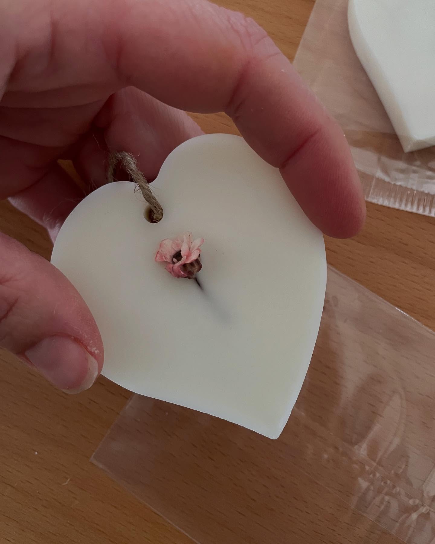 Bonne année 🎆
Merci pour cette année à vos côtés ✨
À très vite sur le shop ou en boutique chez Enelli à Blanquefort ou Le dépanneur du coin à Bordeaux ❤️
#shop #bougie #suspension #fondant #bio