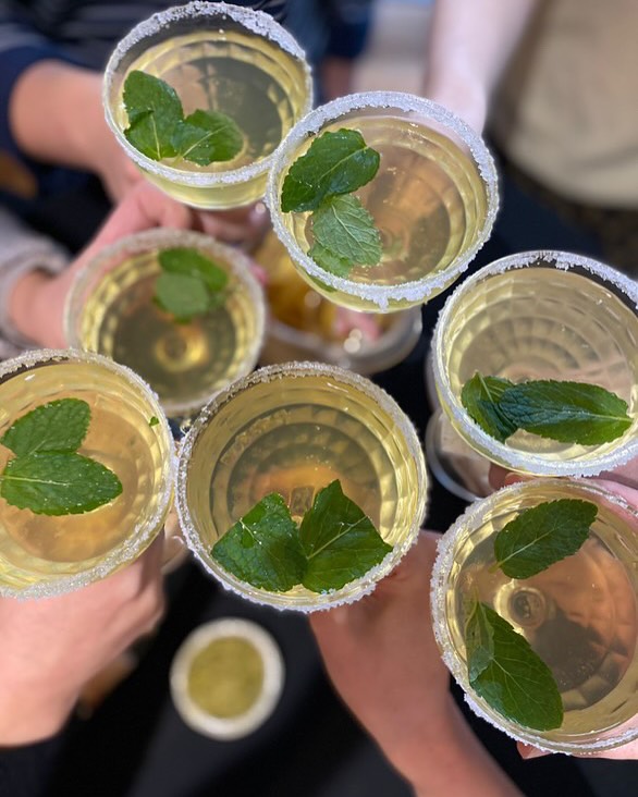 Een privéworkshop in ons atelier… altijd een goed idee ☺️. Dit weekend werd er bijvoorbeeld een babyshower gevierd bij Atelier Touché, gecombineerd met een workshop koffietas maken. Helemaal gepersonaliseerd, en mét lekkere mocktails ☺️🍸
#priveworkshop #bornem #pottery #keramiek #keramiekatelier #handopbouw