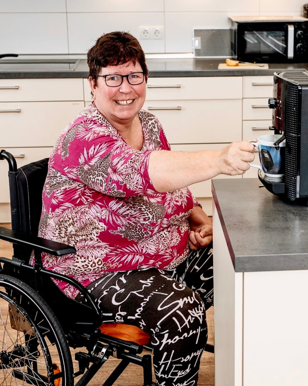 Wer kennt es nicht, morgens muss es erstmal einen Kaffee geben um frisch in den Tag zu starten. ☕ ☺️
Die Gemeinschaftsküche im Haus für morgen ist der Lebensmittelpunkt der Bewohner*innen. Hier wird zusammen gekocht, musiziert, gelacht oder eben mal schnell ein Kaffee aus der Maschine gezogen.
Man kann es sich eigentlich wie in jeder anderen WG auch vorstellen und jede*r bekommt die Aufmerksamkeit unserer Betreuungskraft und von ehrenamtlichen Helfer*innen die gebraucht wird und das geschulte medizinische Pflegepersonal leistet die Unterstützung, die benötigt wird.
Ein Konzept, dass es so noch nicht gibt, aber jetzt da es existiert, sollte klar sein, dass es weiter gehen muss und es braucht viel mehr solcher innovativen Wohnpflegegemeinschaften.
@sabinebraun_fotografie
#hausfürmorgen #supporthfm